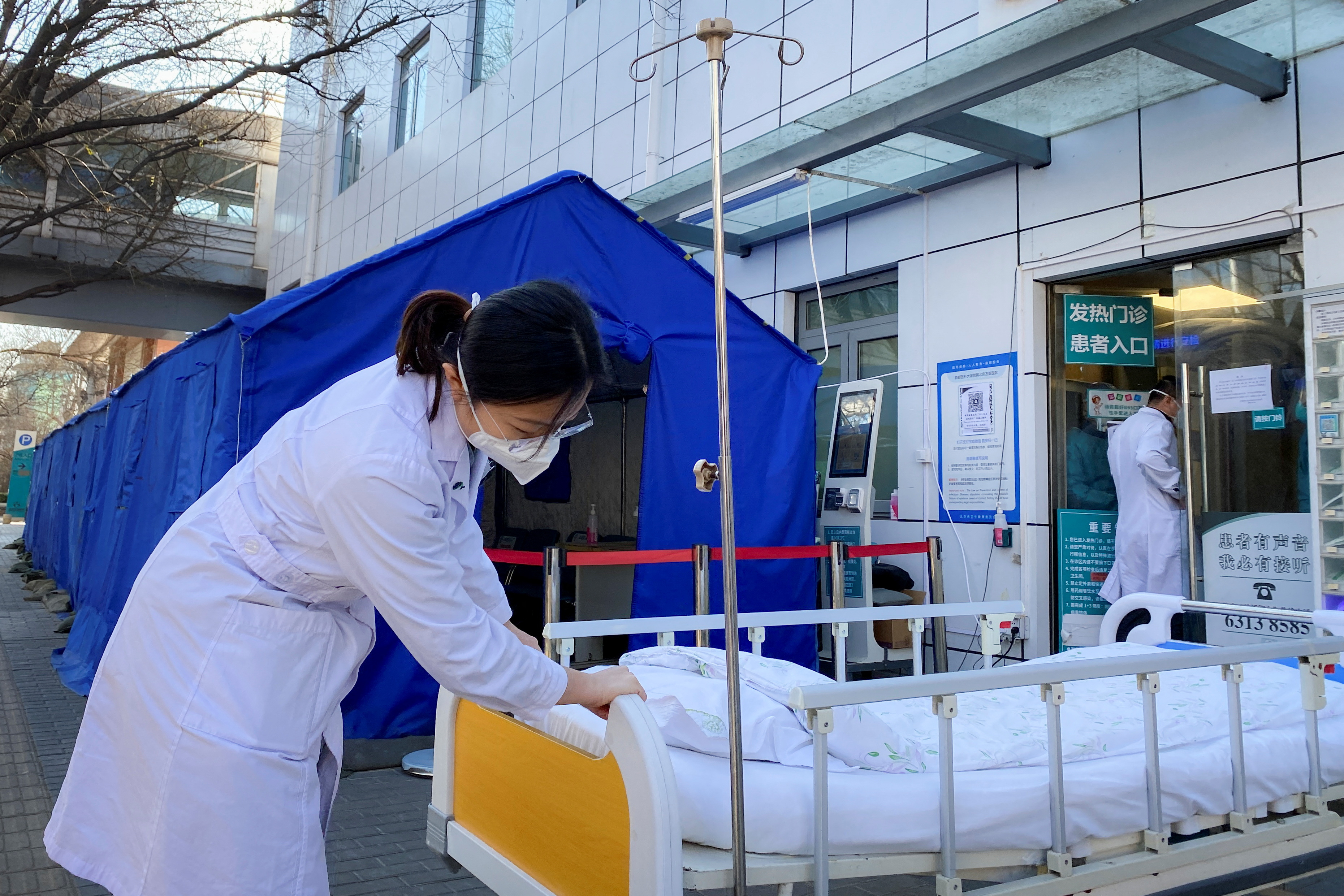 La máxima autoridad sanitaria de China dejó de publicar las cifras diarias de casos de COVID y cambió la definición de muerte por esa infección/Archivo

