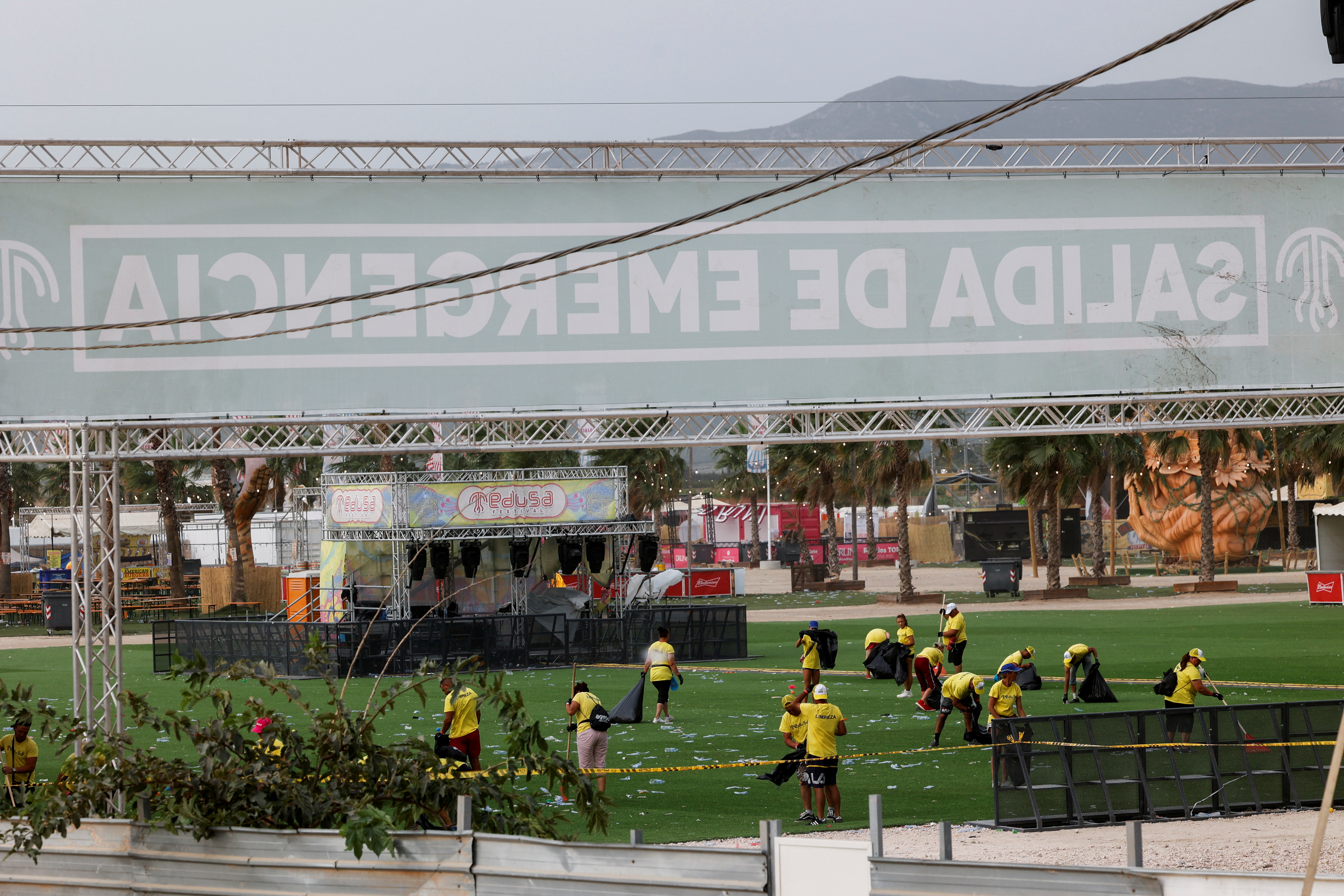 Personas trabajan en el lugar de los hechos tras la ráfaga de viento (REUTERS/Eva Manez)