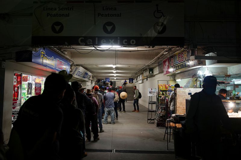 Trabajadores agrícolas mexicanos hacen cola temprano en la mañana en la frontera entre Estados Unidos y México para ingresar a Calexico, California, desde Mexicali. FOTO: REUTERS / Ariana Drehsler)