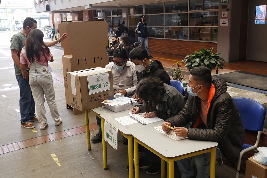 Bogotá. Diciembre 5 2021. Jóvenes entre los 14 y los 28 años salen a votar hoy en Colombia para elegir los consejos locales y municipales de juventud. En la foto: IED Manuel Zapata Olivella Localidad de Kennedy. (Colprensa - Camila Díaz)