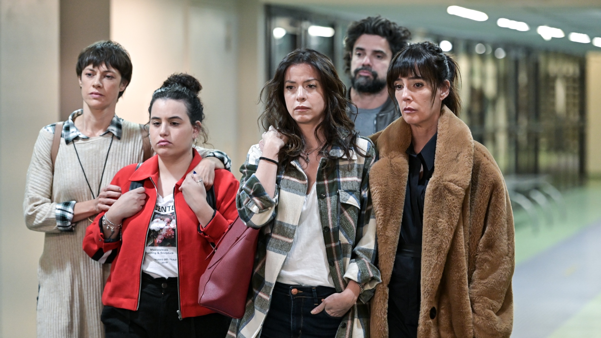 Rocío Gómez Wlosko with Alexia Moyano, Mercedes Funes, Paola Krum and Luciano Castro in the scene where Benjamín Vicuña's character is operated on for a head tumor