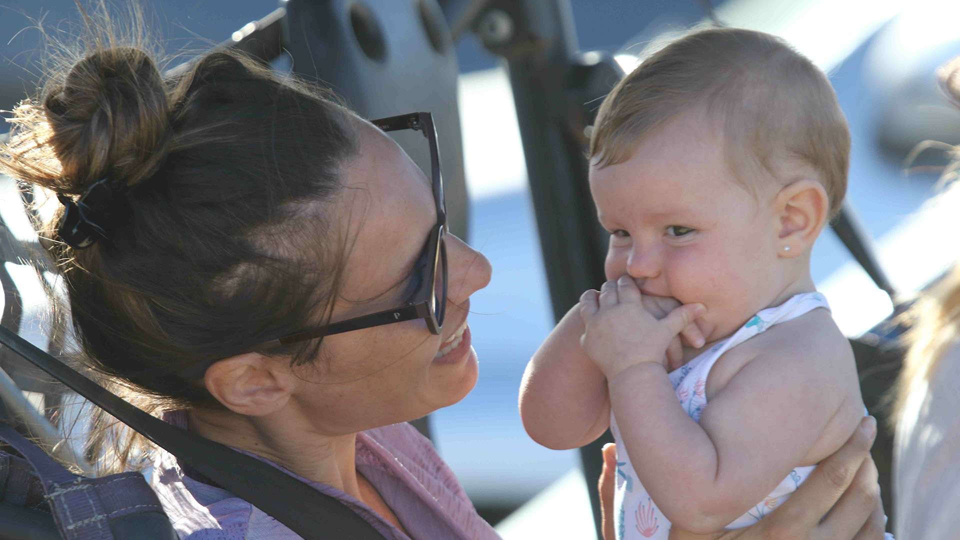 Pampita siempre dulce y anonadada con su hija Ana (RS Fotos)