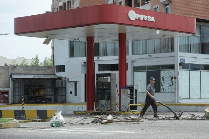 Imagen de archivo de un hombre pasando por una gasolinera cerrada de PDVSA en San Cristóbal (Reuters)