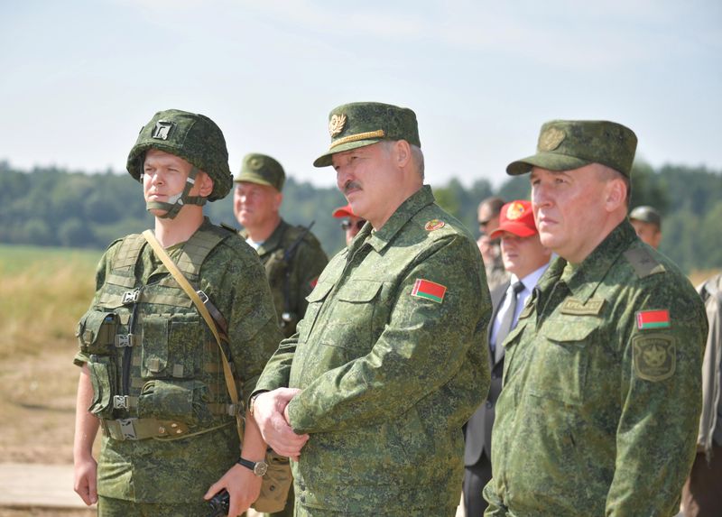 El presidente de Bielorrusia, Alexander Lukashenko, visita un campo de tiro militar cerca de Grodno, Bielorrusia (Andrei Stasevich/BelTA/REUTERS/Archivo)