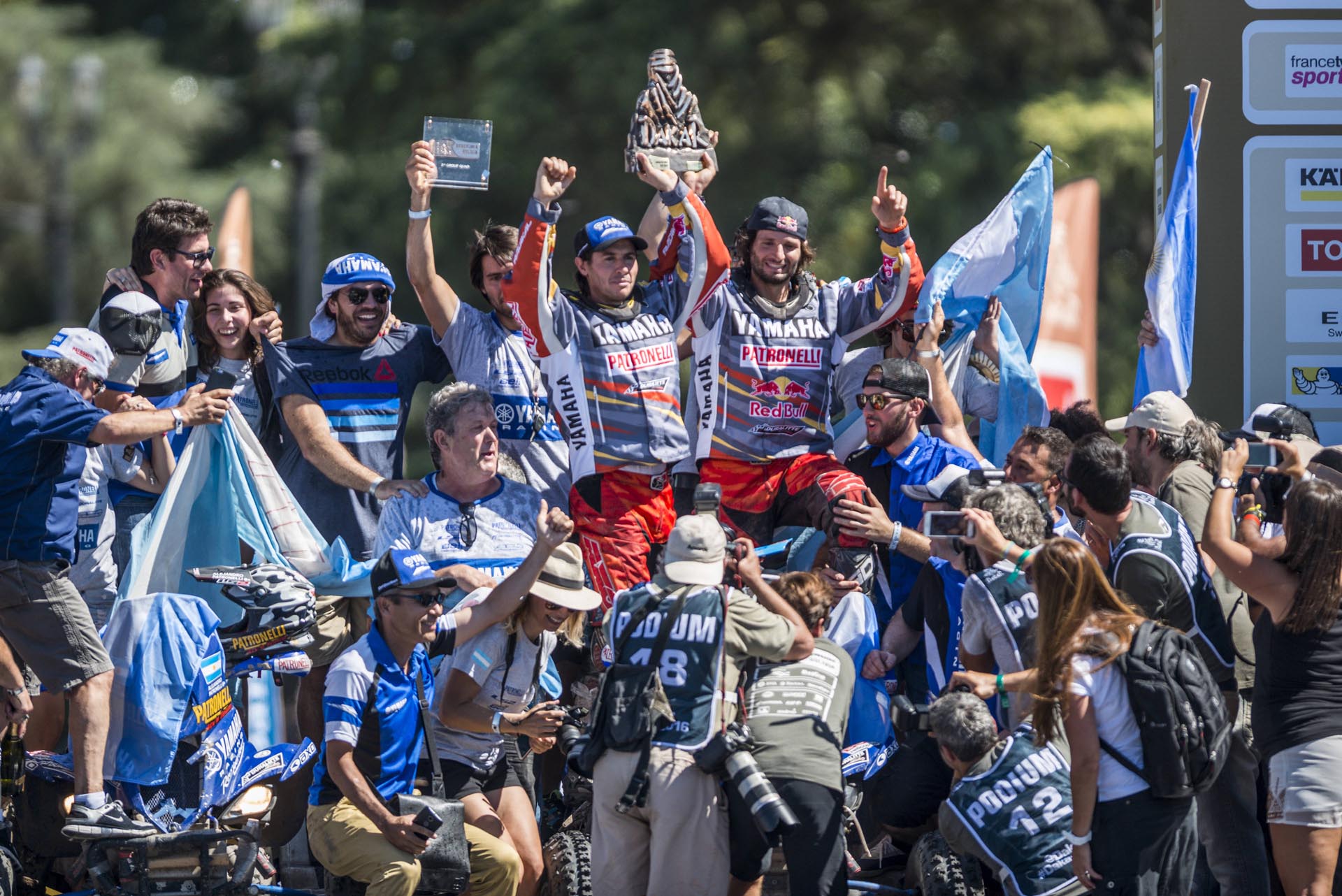 Alejandro y Marcos Patronelli en la llegada de 2016, cuando el menos de los hermanos consiguió su tercer triunfo (Crédito: Prensa Red Bull)