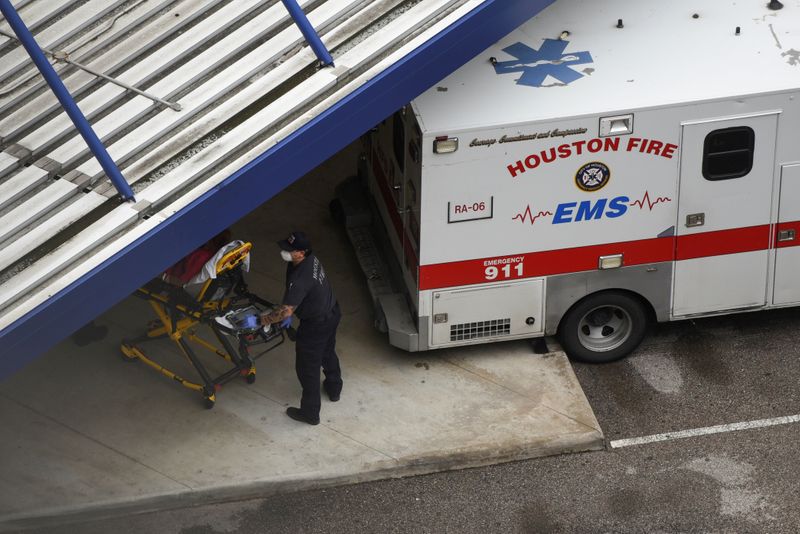 Un paciente siendo transportado en el Hospital Metodista de Houston durante el brote de coronavirus REUTERS/Callaghan O'Hare
