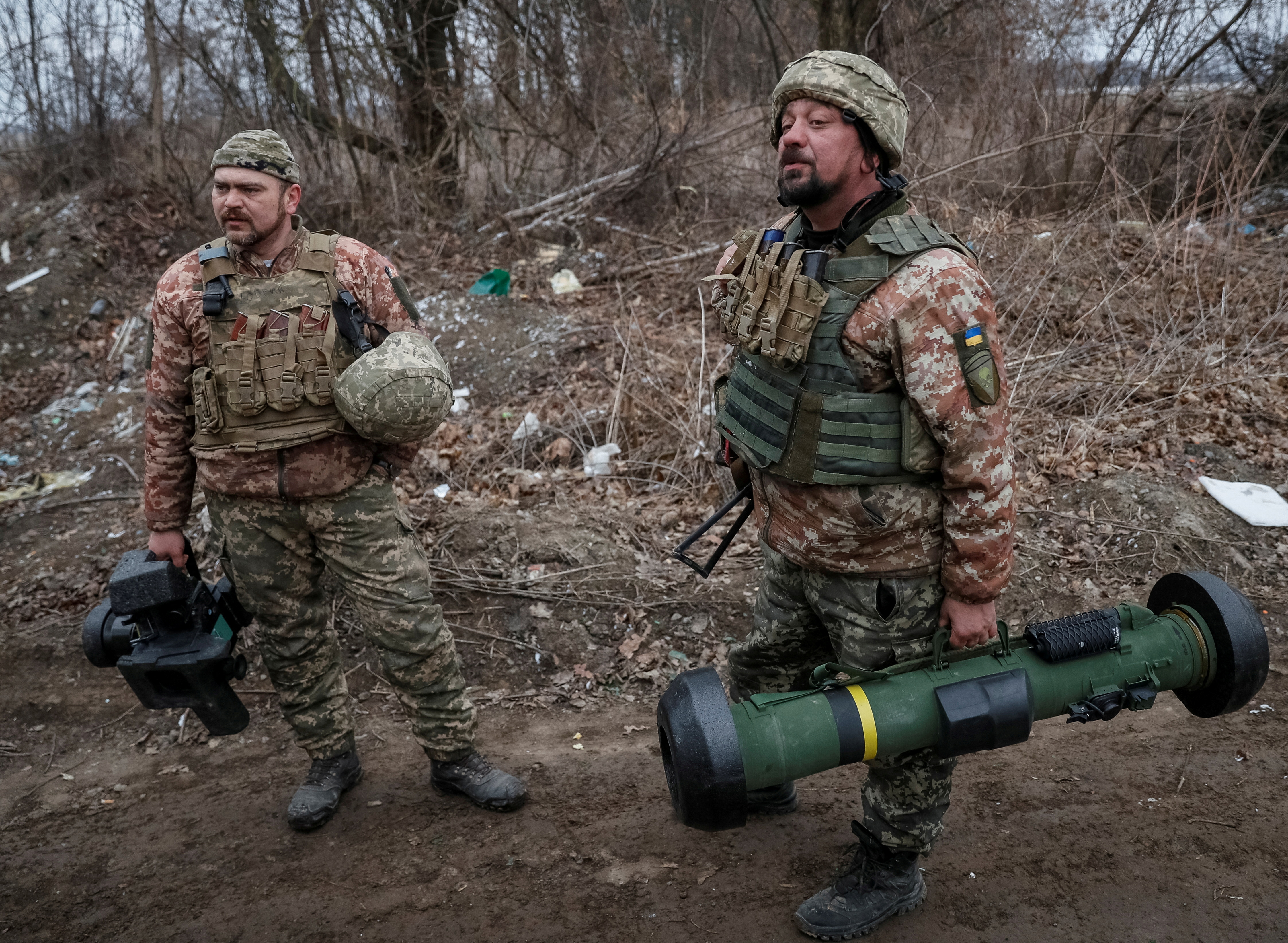 Soldados ucranianos con un misil Javelin (Reuters)