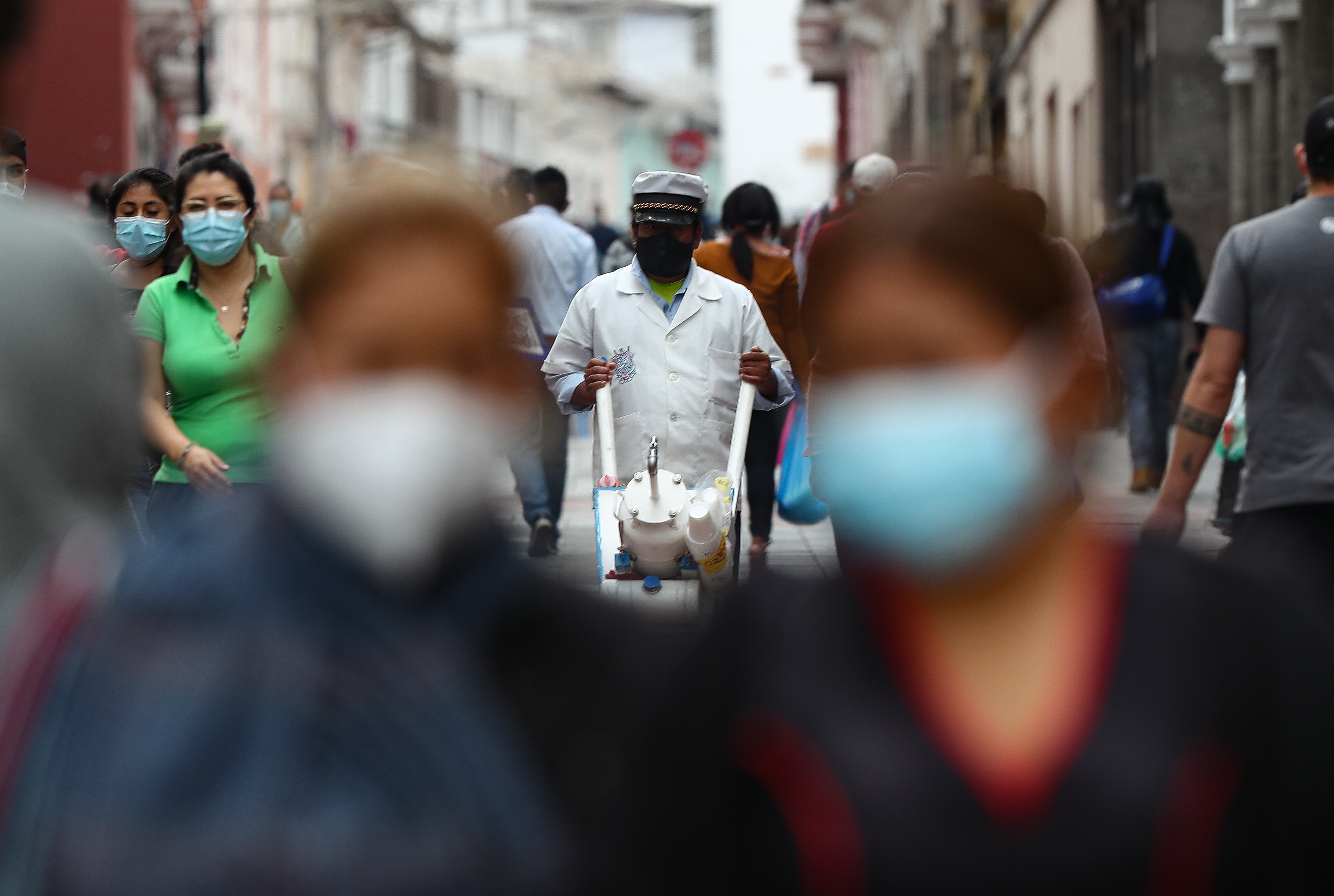 El gobierno de Lenín Moreno -Presidente saliente de Ecuador- anunció que llegó a los 2 millones de vacunados contra el COVID-19. Guillermo Lasso tiene ahora el desafío de multiplicar esa cifra para inmunizar a toda la población (EFE)
