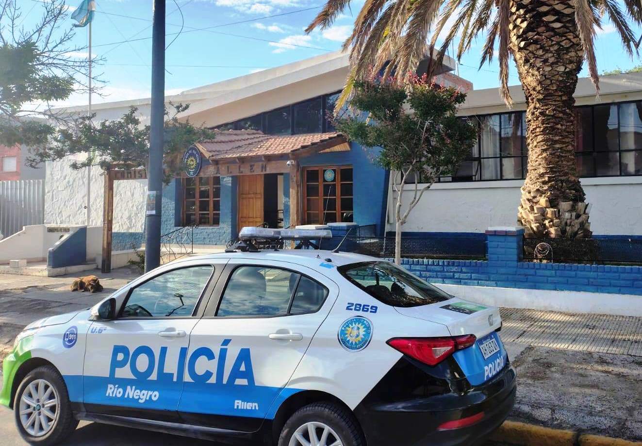 Intent&oacute; matar a una mujer, hiri&oacute; a un polic&iacute;a y muri&oacute; al caer por una escalera cuando intentaba huir