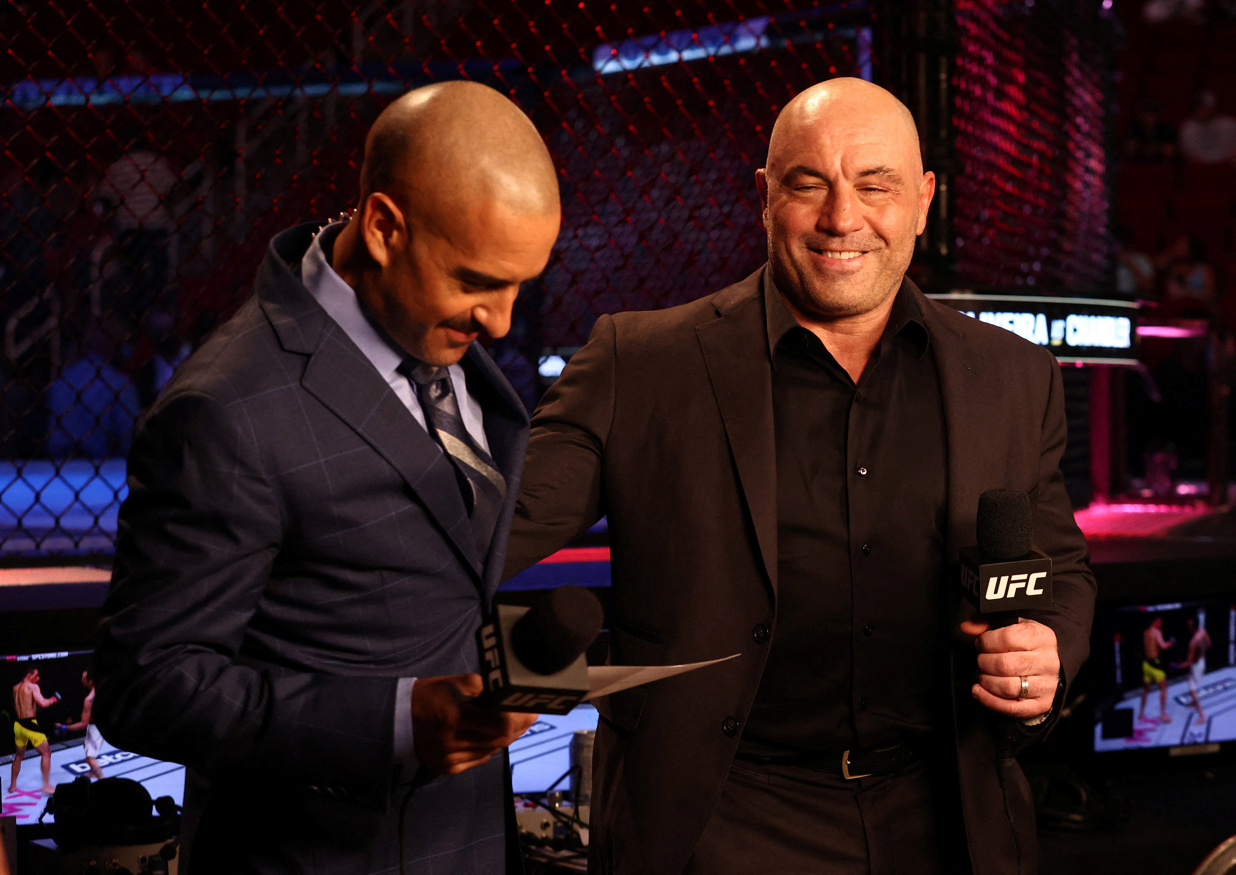 Joe Rogan a la derecha siendo entrevistado en un evento de la UFC (Foto: Troy Taormina-USA TODAY Sports)