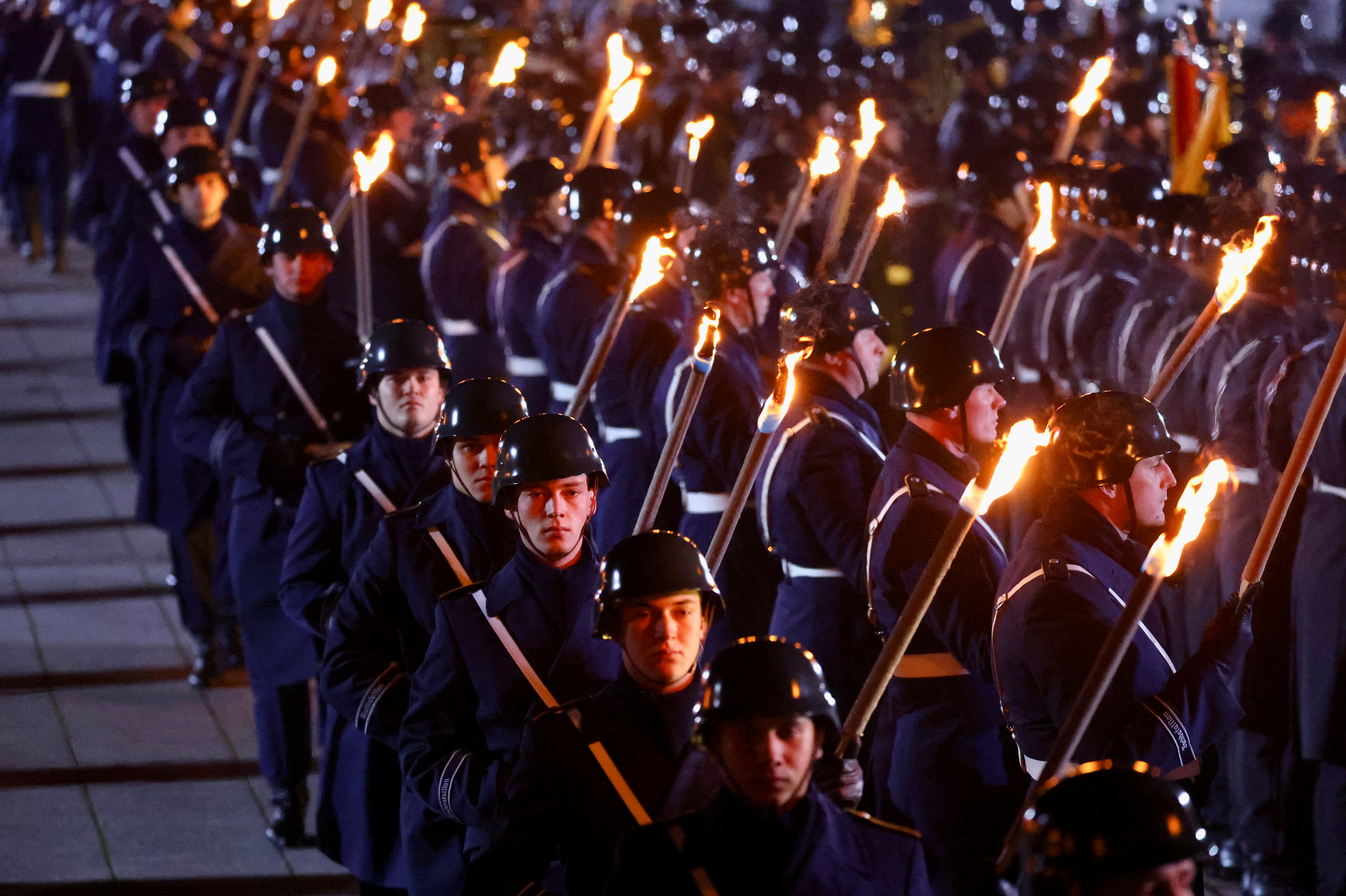 Cientos de uniformados desfilaron frente a la canciller saliente (REUTERS/Fabrizio Bensch)