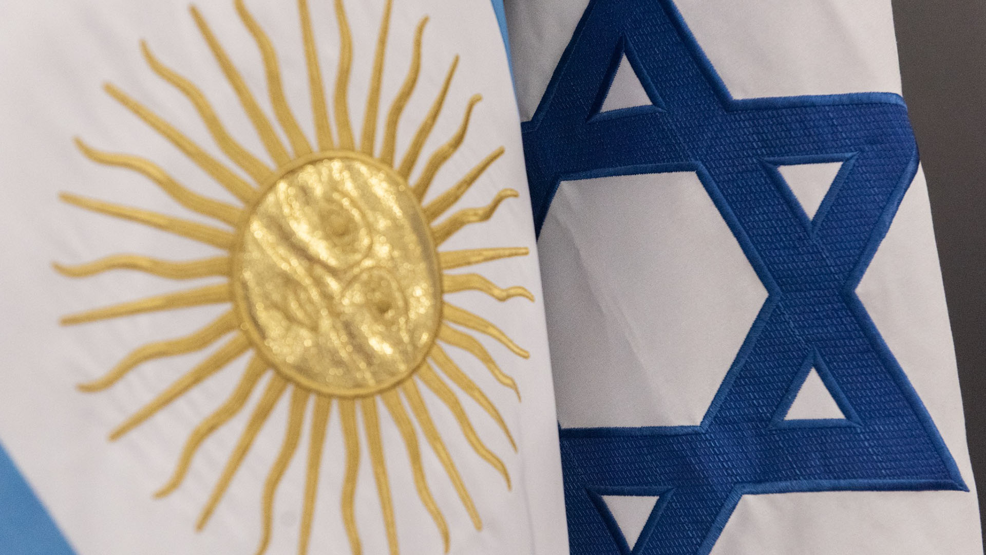 Las banderas argentina e israelí. (Adrián Escandar)