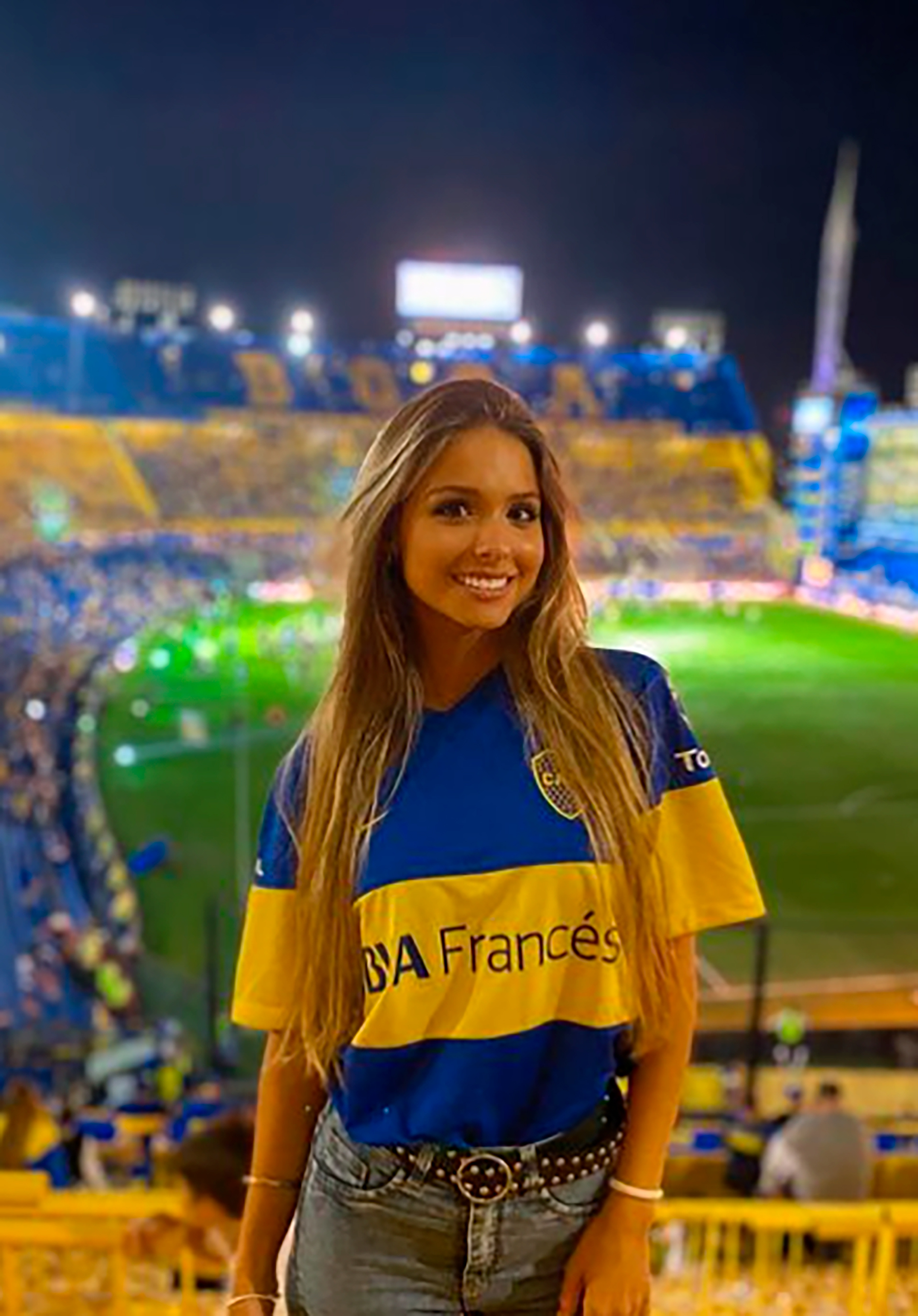 Although she is a fan of Boca, Aldana follows her boyfriend Fausto Vera to all the courts