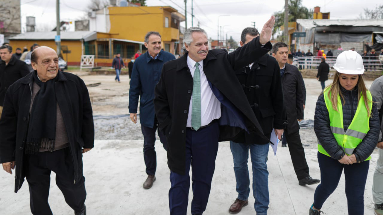 El intendente Juan José Mussi, a la derecha de Alberto Fernández. Detrás de ellos, Gabriel Katopodis