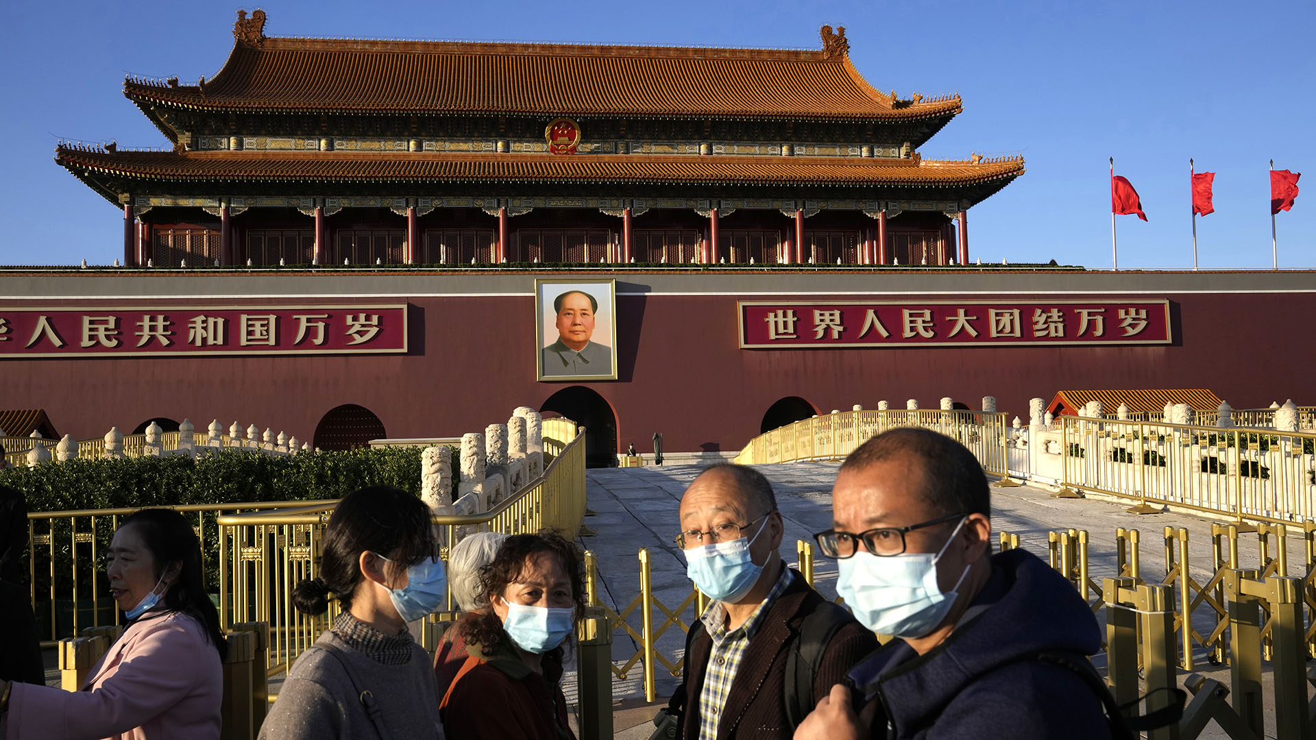 Los visitantes de la Puerta de Tiananmen llevan máscaras en Beijing, China, el 15 de octubre de 2021. En los últimos meses China endureció su política de "cero covid". (AP Photo/Ng Han Guan)