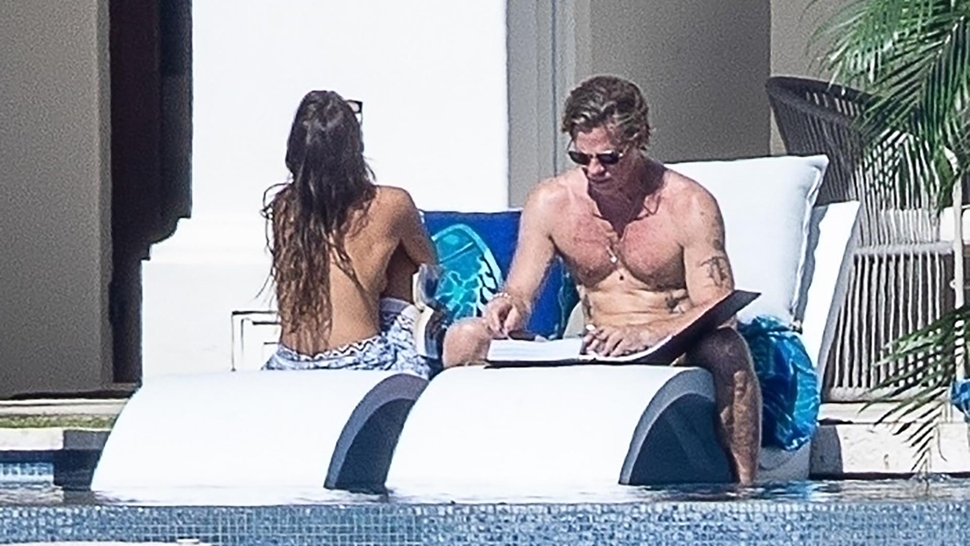 Tatuajes y topless: las fotos que confirman el romance de Brad Pitt y su  nueva novia Inés de Ramón - Infobae