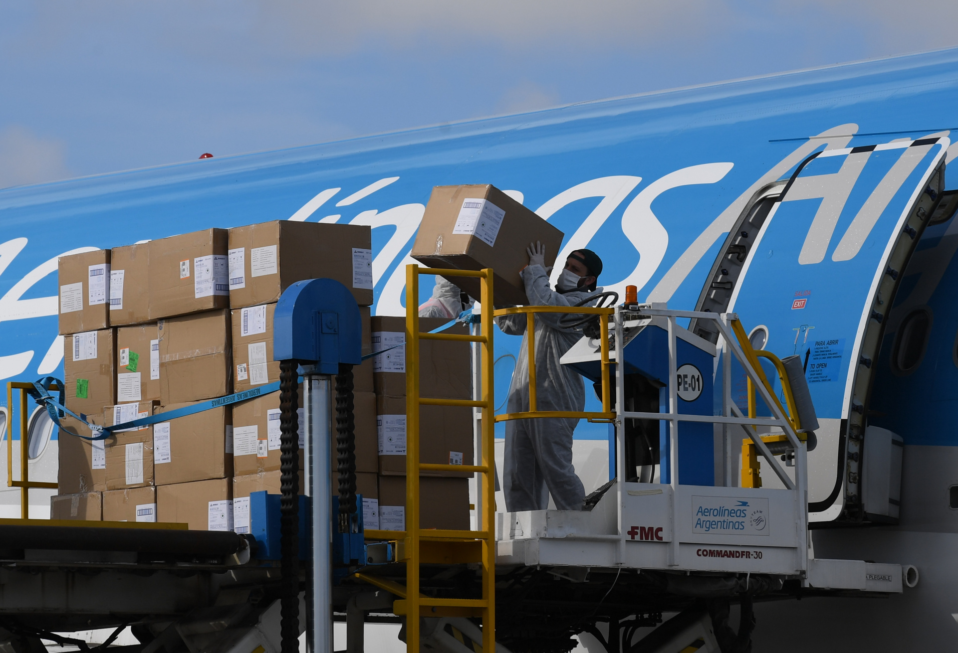 También se descargaron cajas camisolines comprados que serán enviados a la provincia de Santa Fe