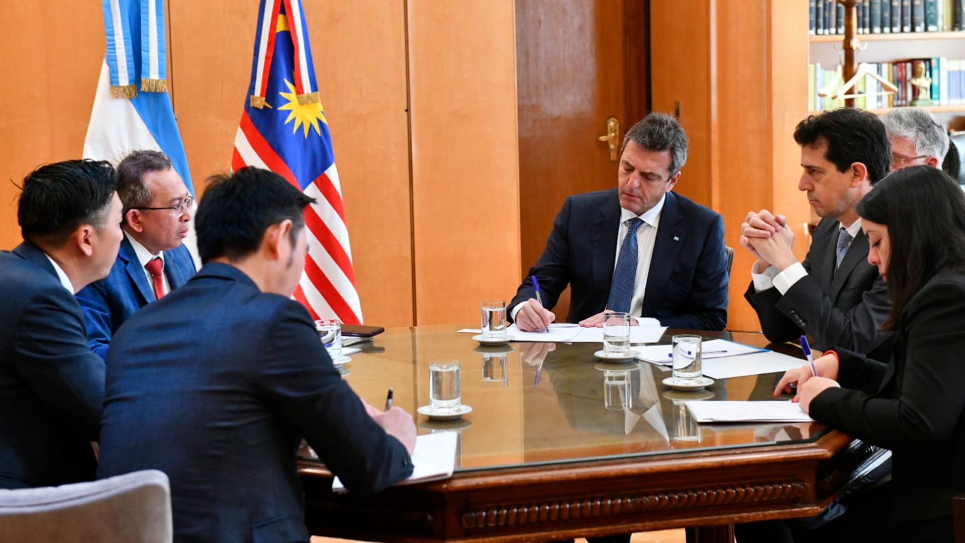 Massa y De Pedro se reunieron con representantes de Malasia enfocados en inversiones energéticas