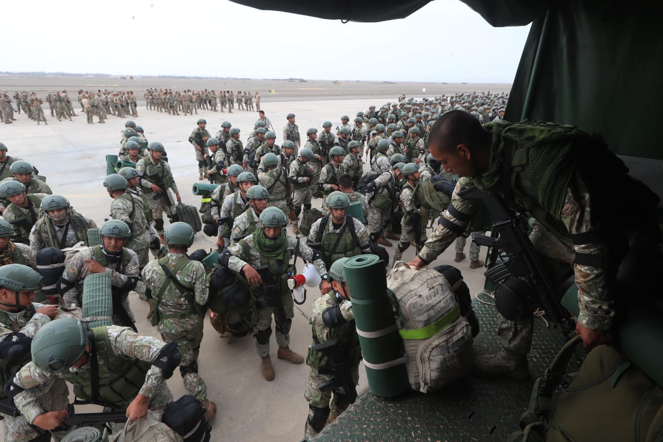Militares llegaron hoy a Ica para desbloquear la Panamericana Sur, tomado desde hace siete días por maniestantes