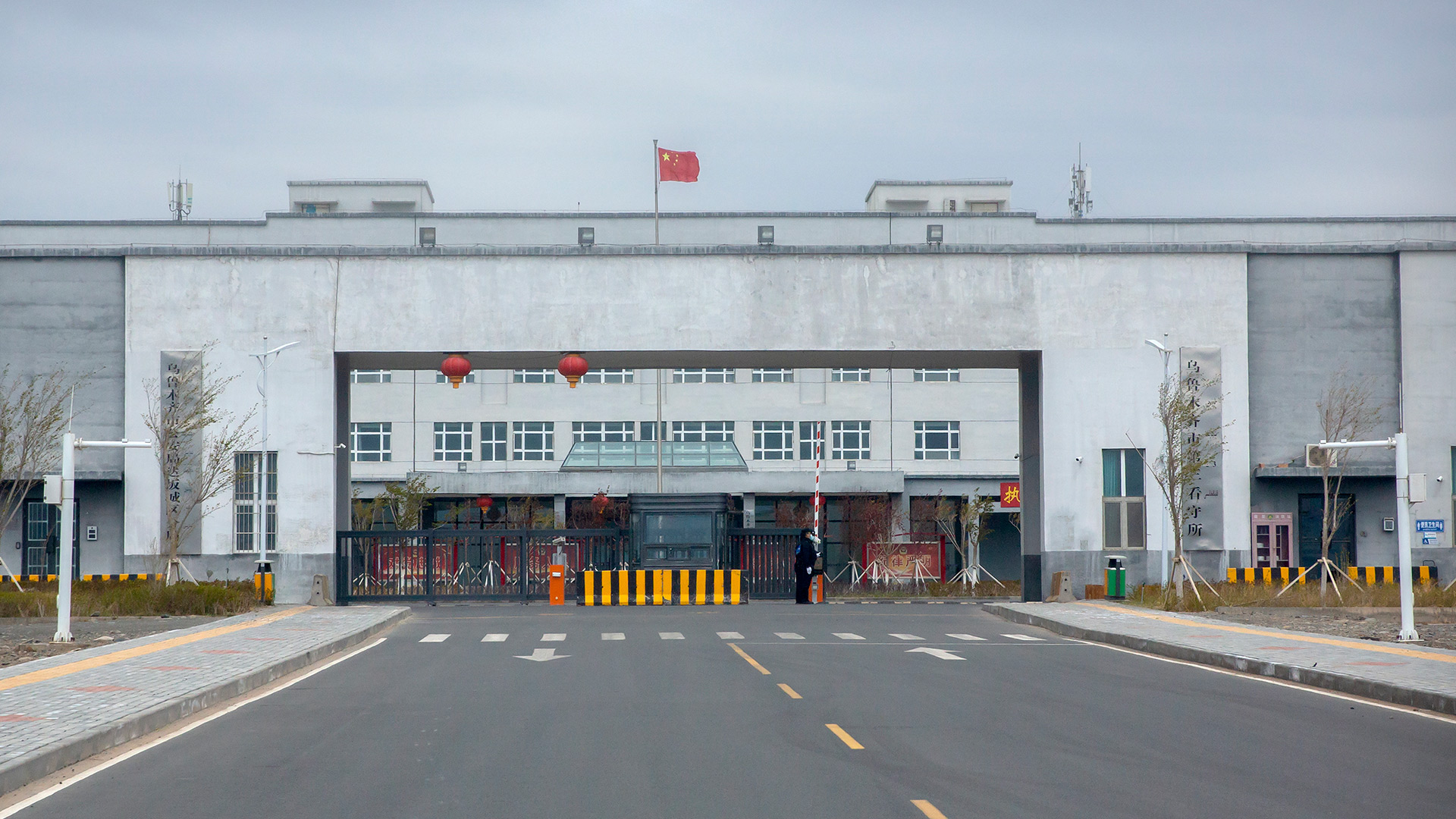 Vista del ingreso principal al Centro de Detención Nro. 3 de Urumqi, en Dabancheng (Foto: AP)