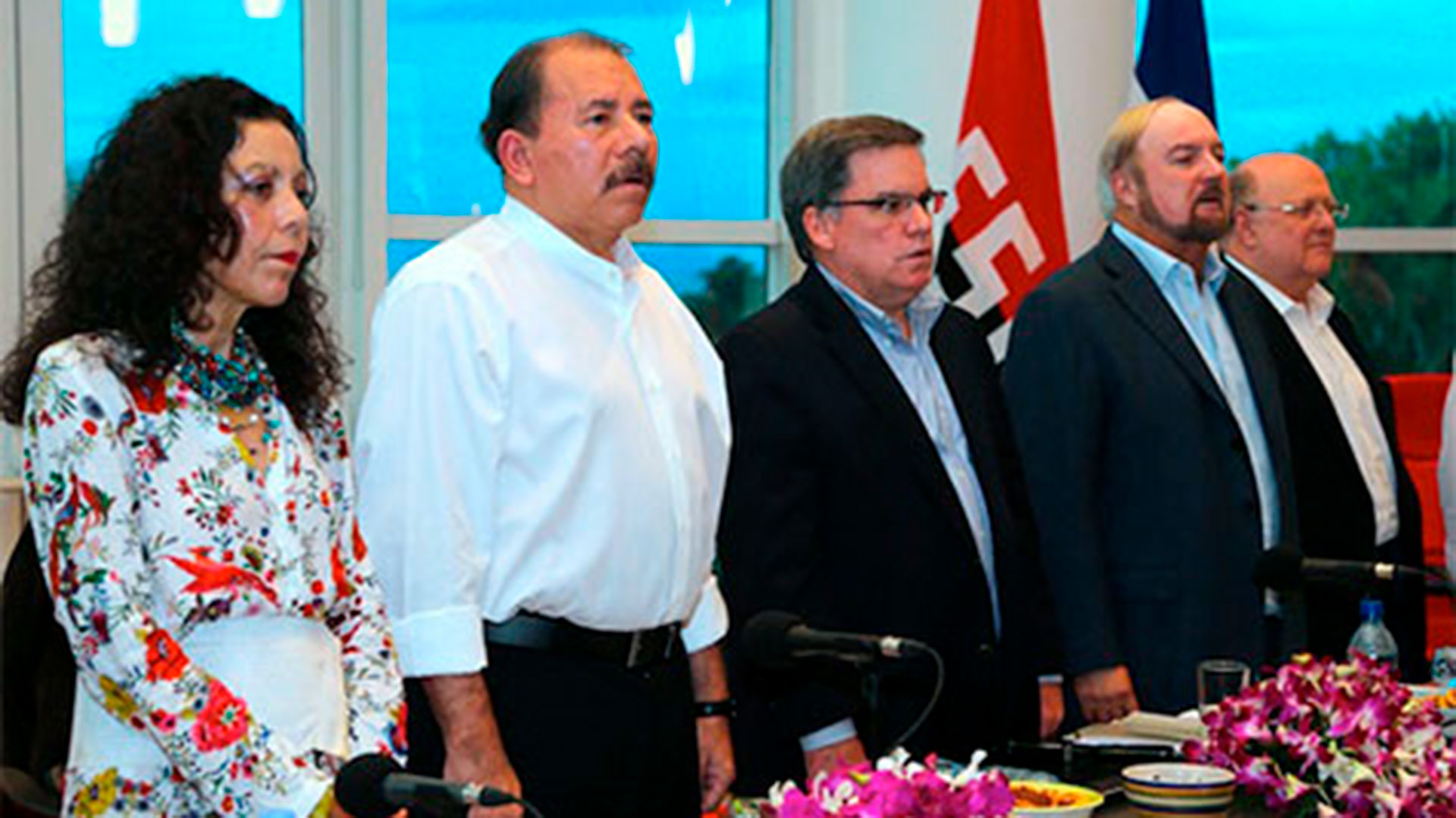Durante varios años el gobierno de Daniel Ortega y el gran capital nicaragüense mantuvieron una alianza que se rompió con la rebelión ciudadana de 2018. Muchos consideran que leyes como la 842 buscan volverlos a sentar en una mesa de negociación. (Foto tomada de 19 Digital)