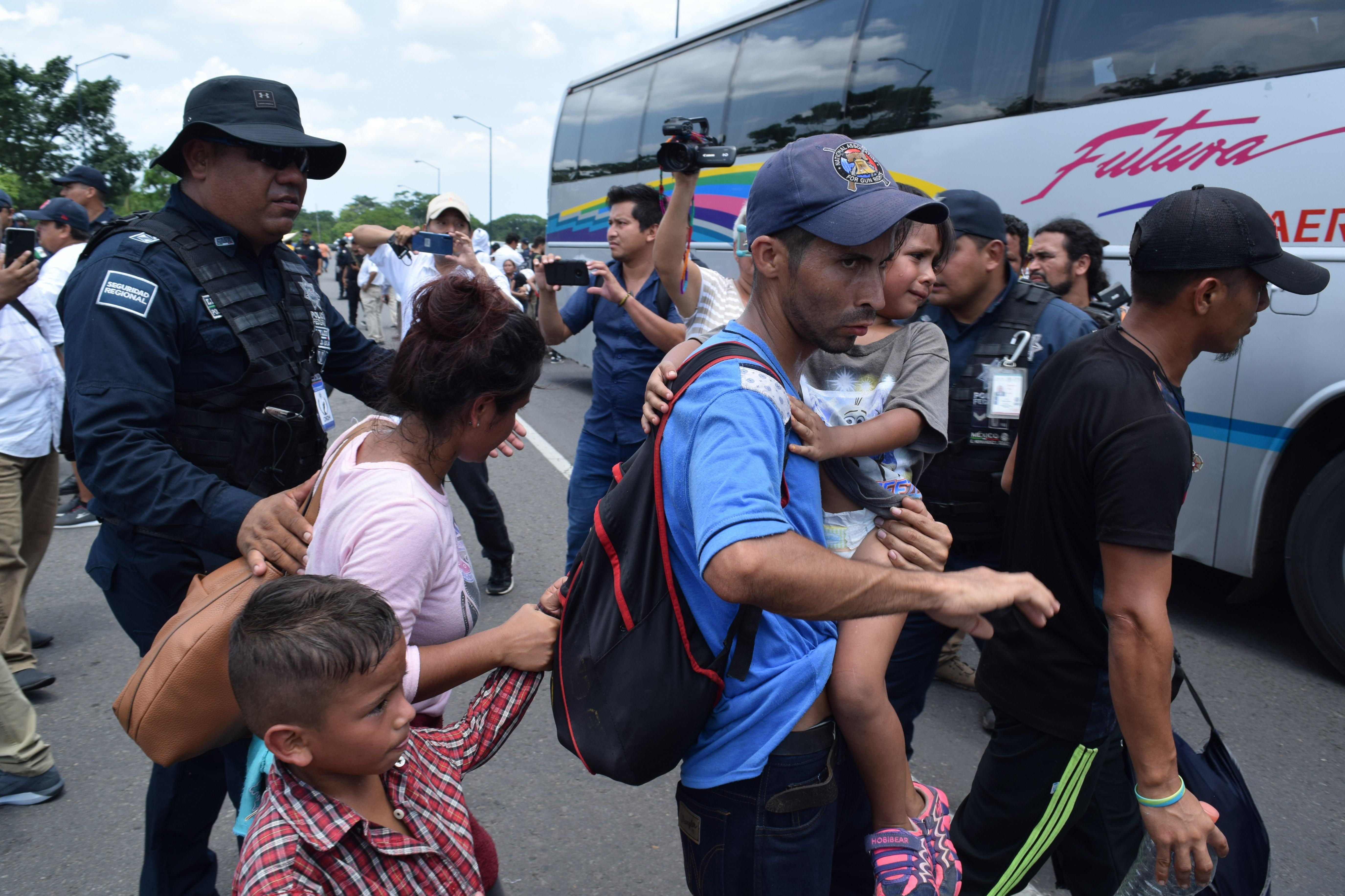 Elementos del Instituto Nacional de Migración (INAMI), y policías federales detienen a migrantes centroamericano. IMAGEN DE ARCHIVO (Foto: EFE/José Torres)