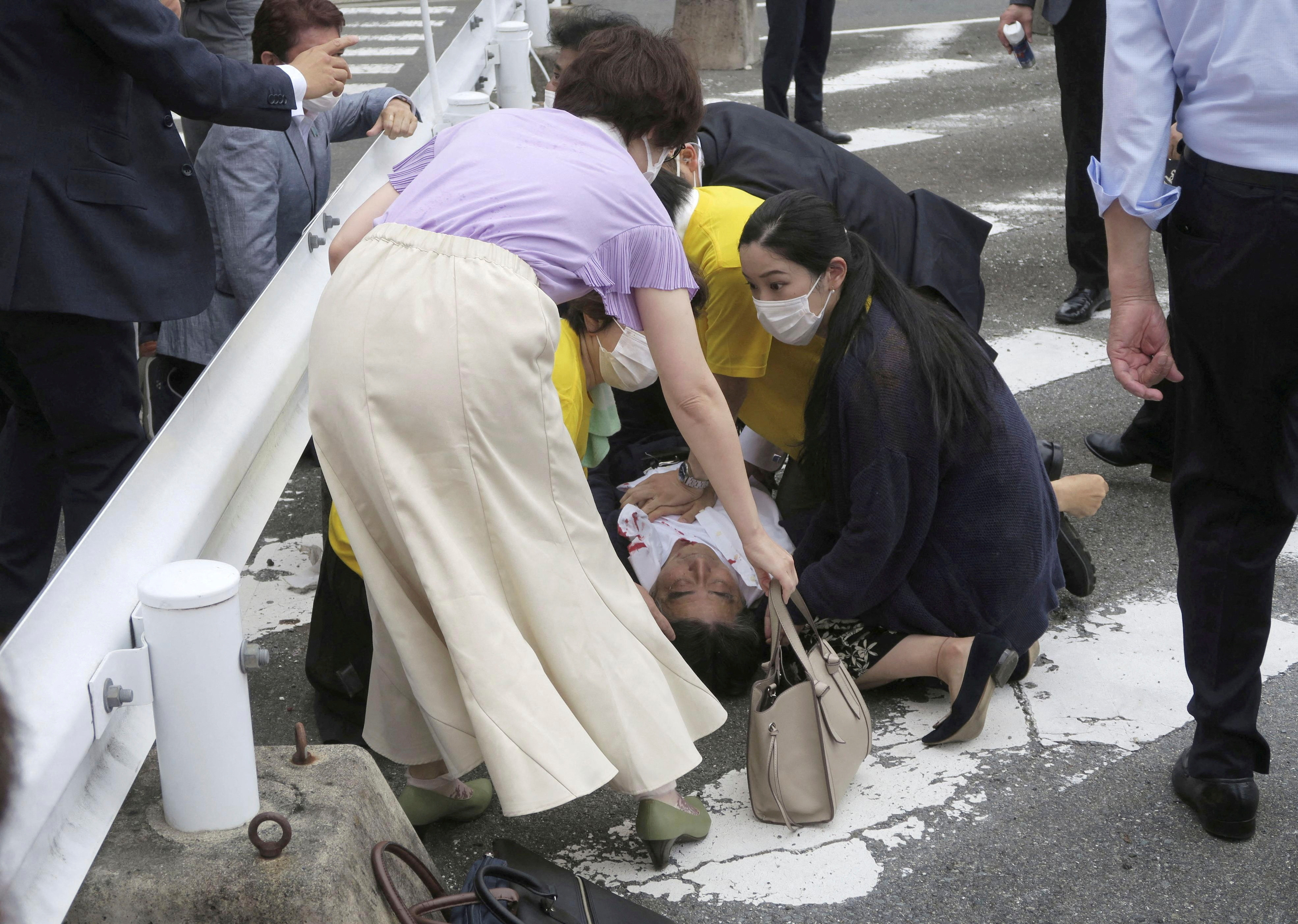 El ex primer ministro japonés Shinzo Abe yace en el suelo tras ser alcanzado por una bala durante una campaña electoral para las elecciones a la Cámara Alta del 10 de julio de 2022, en Nara, al oeste de Japón, el 8 de julio de 2022. en esta foto tomada por Kyodo. Crédito obligatorio Kyodo vía REUTERS
