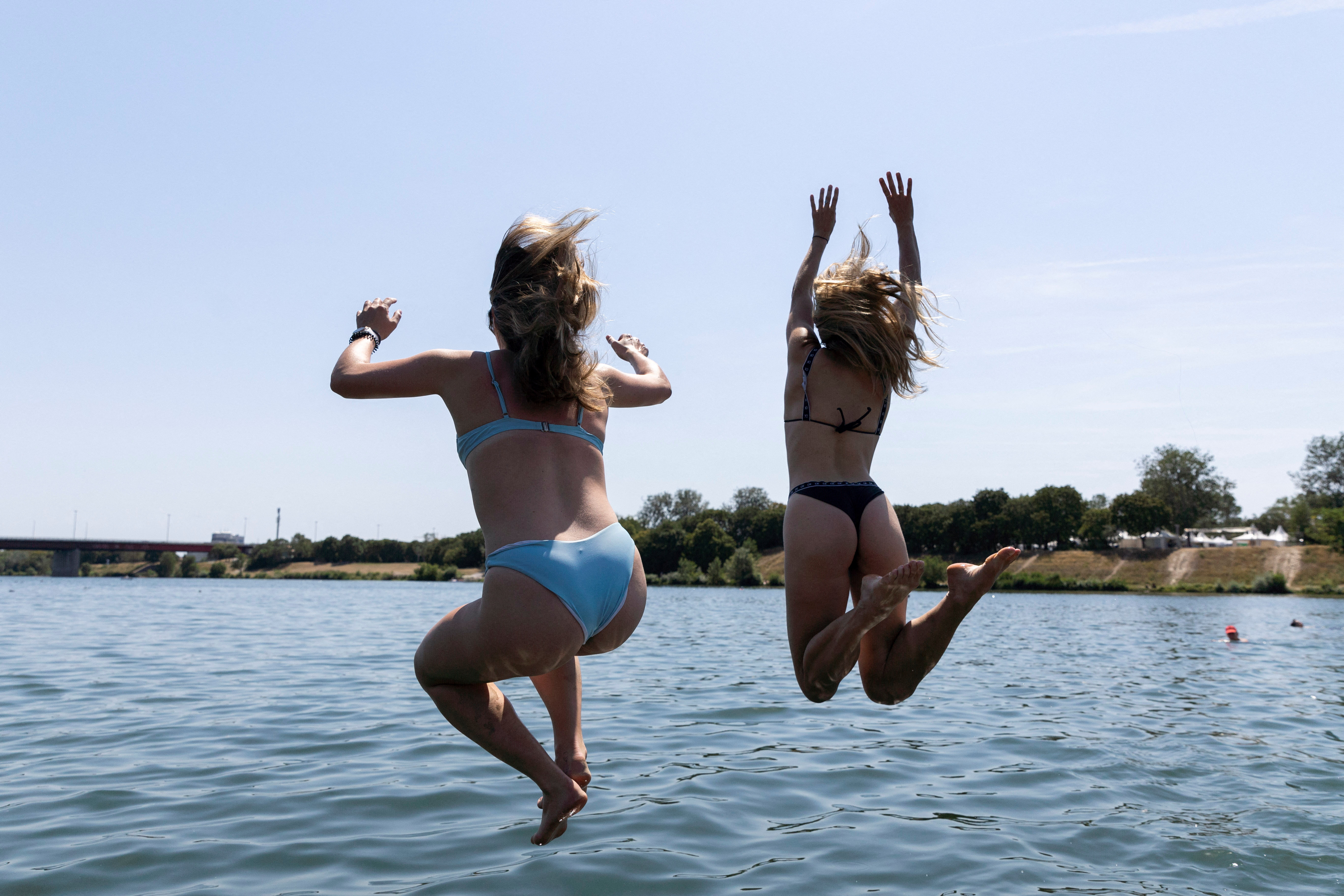 Two women cool off on the Danube River in Vienna due to intense heatwave (REUTERS/Lisa Leutner)