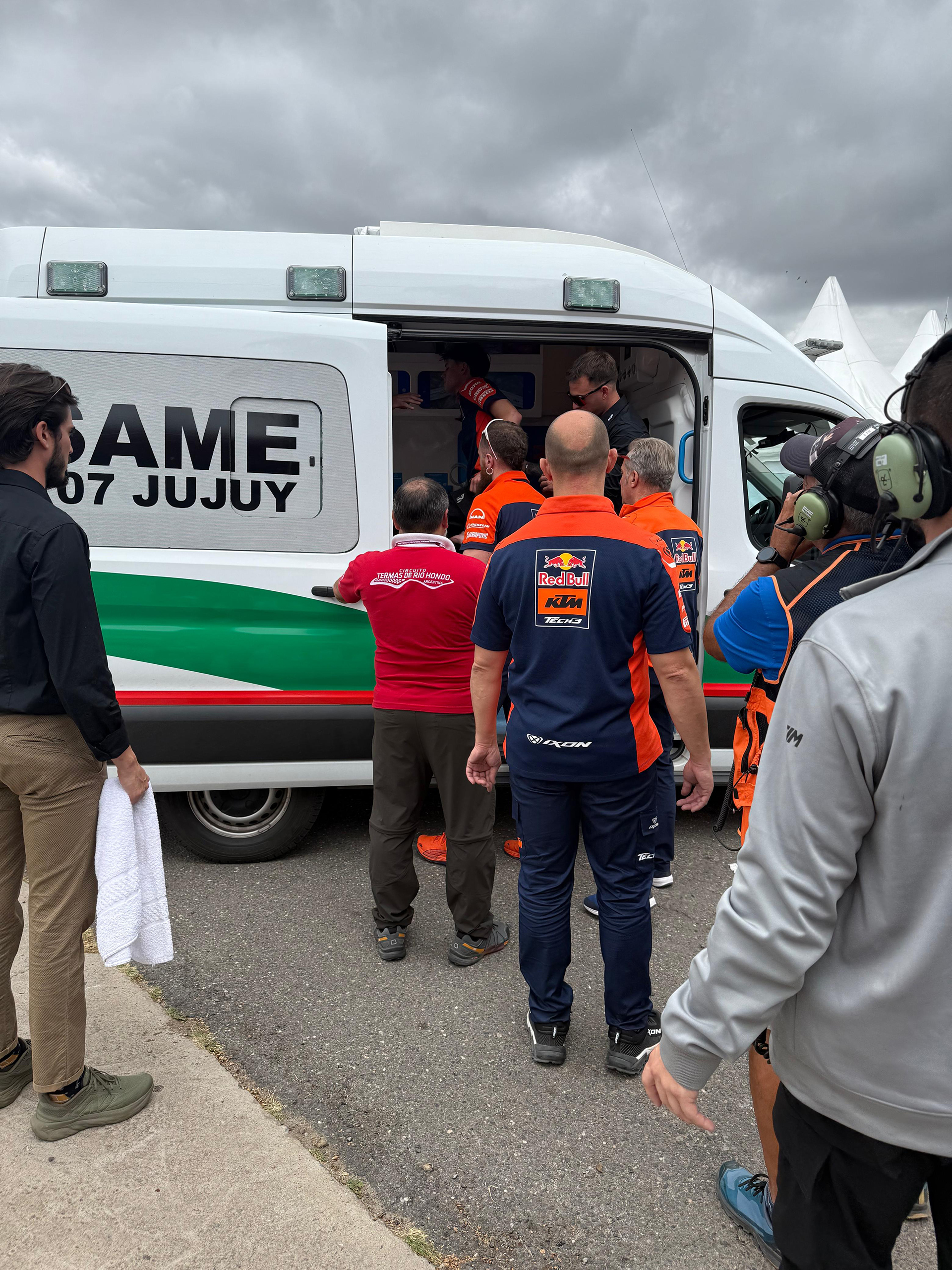 El video del brutal accidente que sufrió Valentín Perrone en Moto3: el aliento de los fanáticos en el paddock