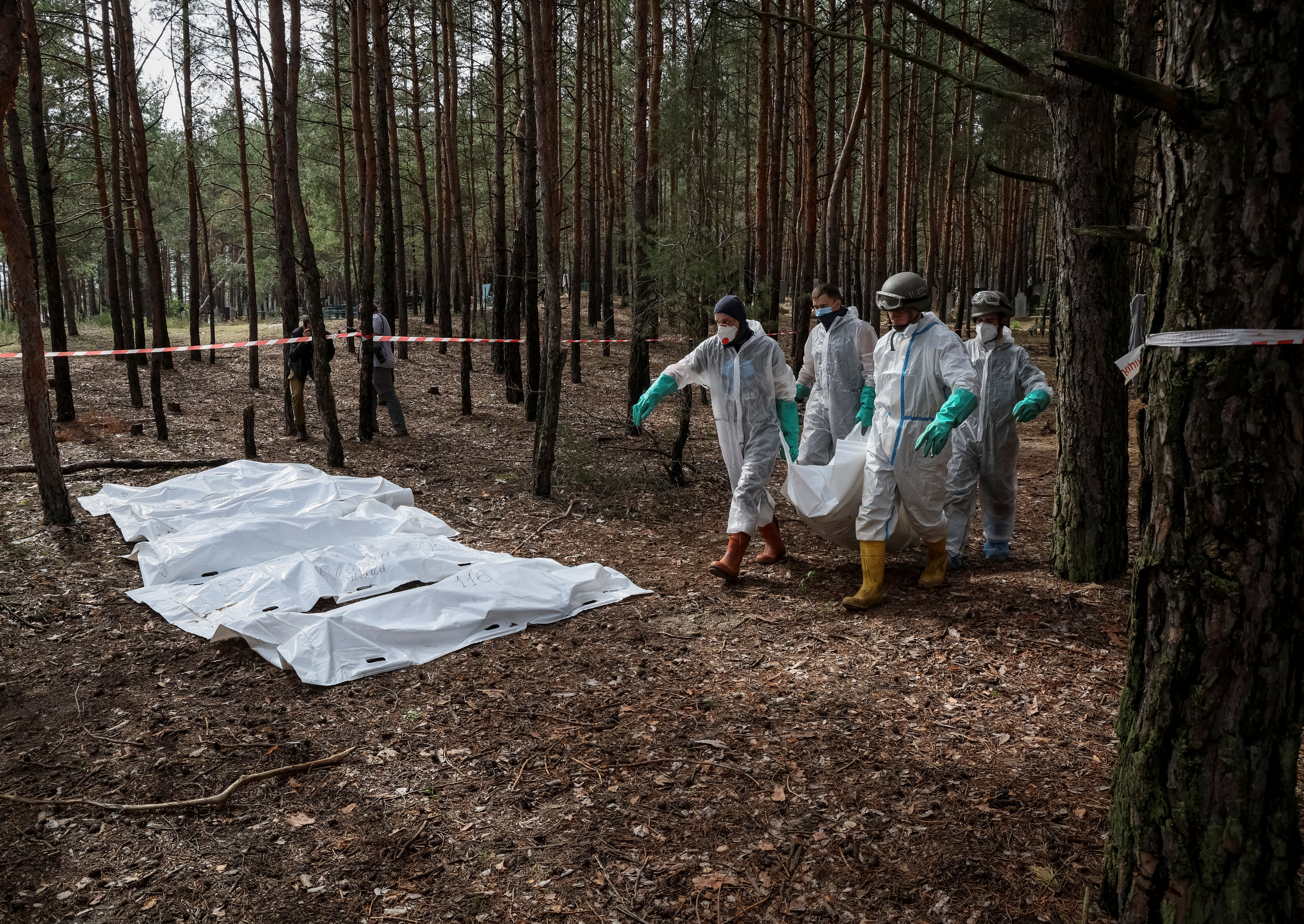 Las autoridades rusas encontraron más de 400 cuerpos en las fosas comunes de Izium (REUTERS/Gleb Garanich)