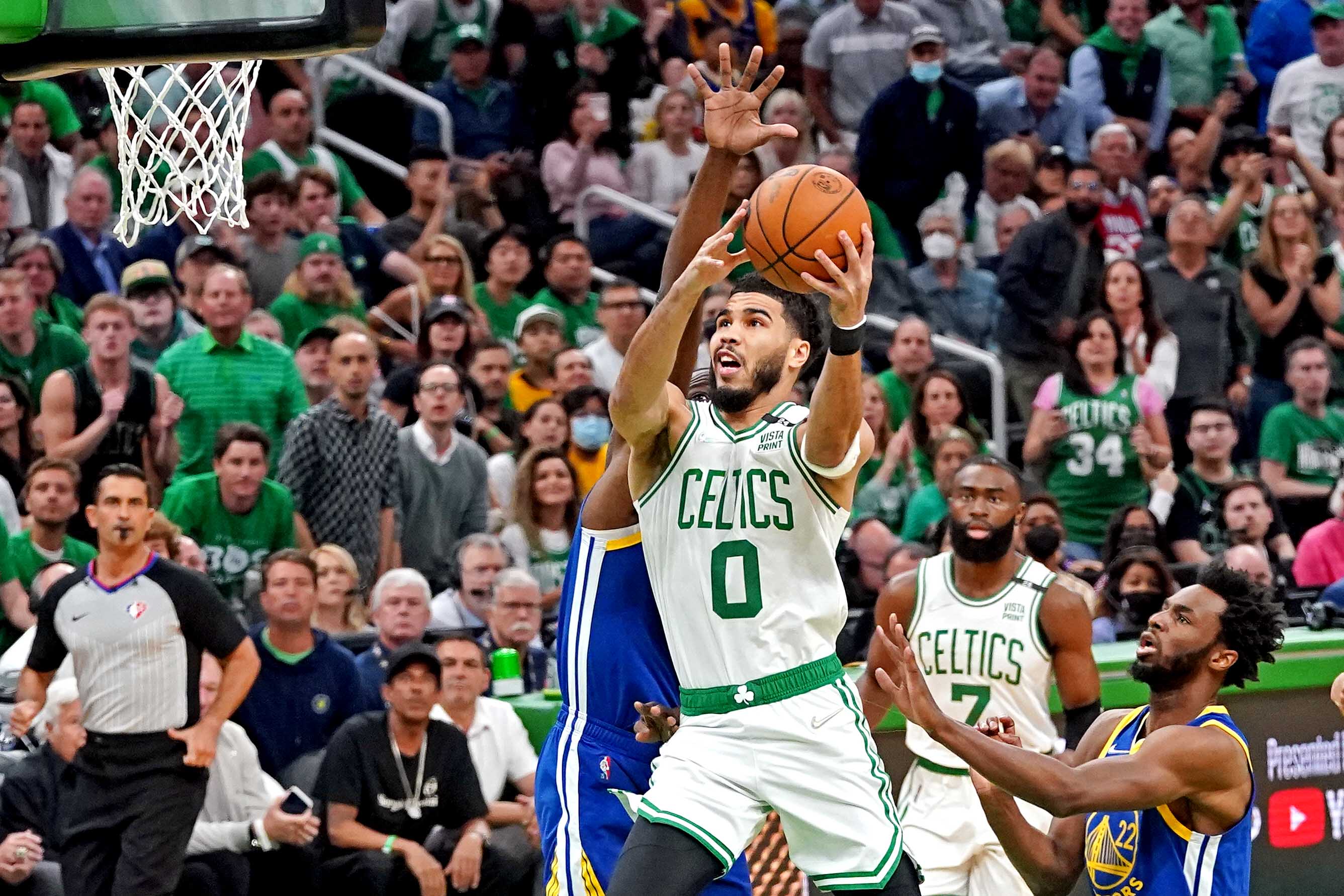 Jayson Tatum apunta para un doble (Kyle Terada-USA TODAY Sports)
