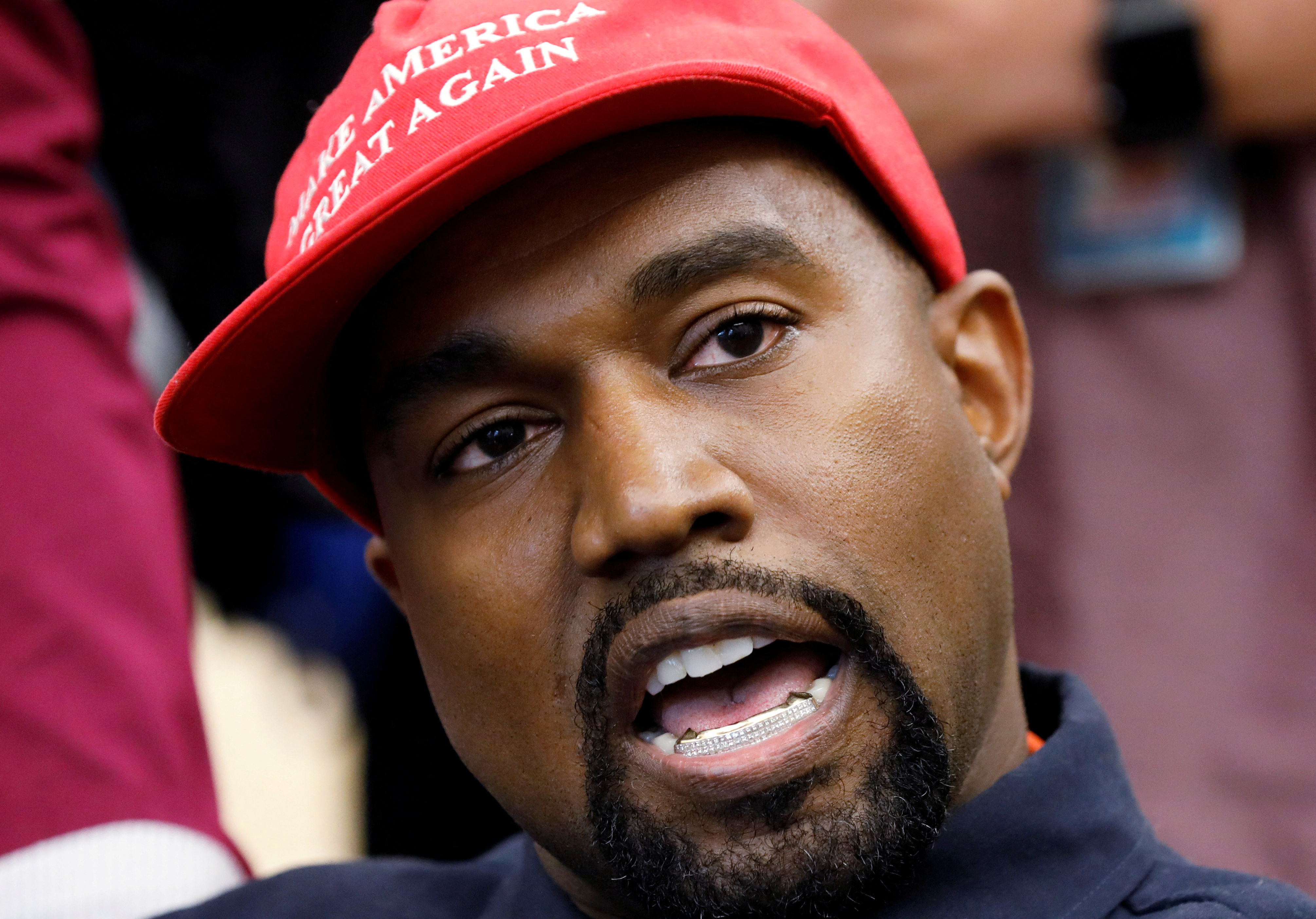 Kanye West le pagó a un ex empleado para dejar de difundir información sobre sus conversaciones (REUTERS/Kevin Lamarque/Archivo)
