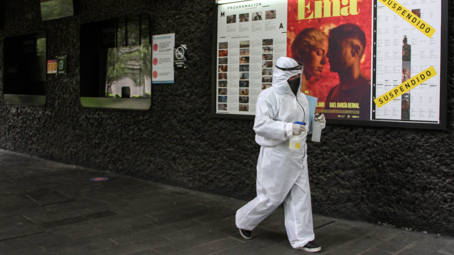 Un empleado de la Cienteca con un traje de protección recorre los pasillos del recinto durante la reapertura del lugar (Foto: Cuartoscuro)