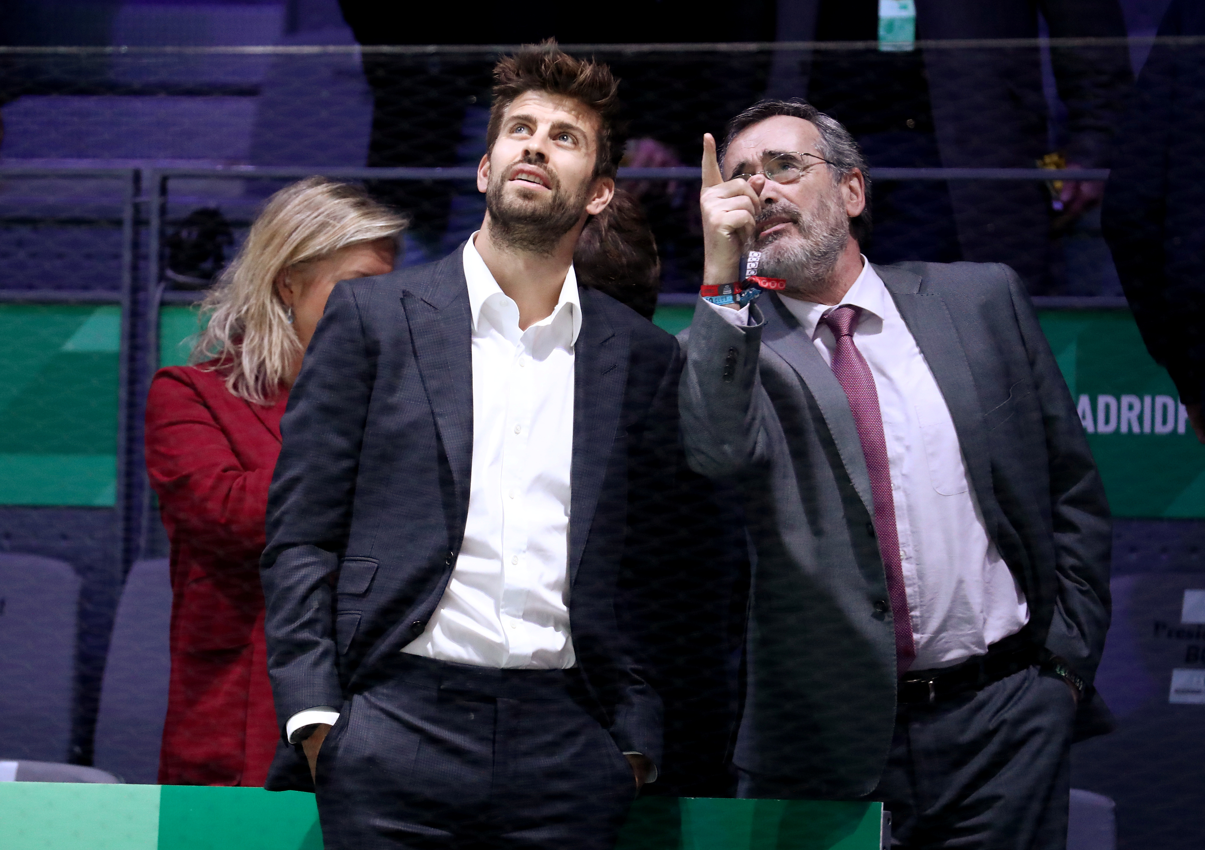 Gerard Piqué junto al CEO del grupo empresario Kosmos durante la edición de la Copa Davis en 2019, en Madrid (REUTERS/Sergio Perez)