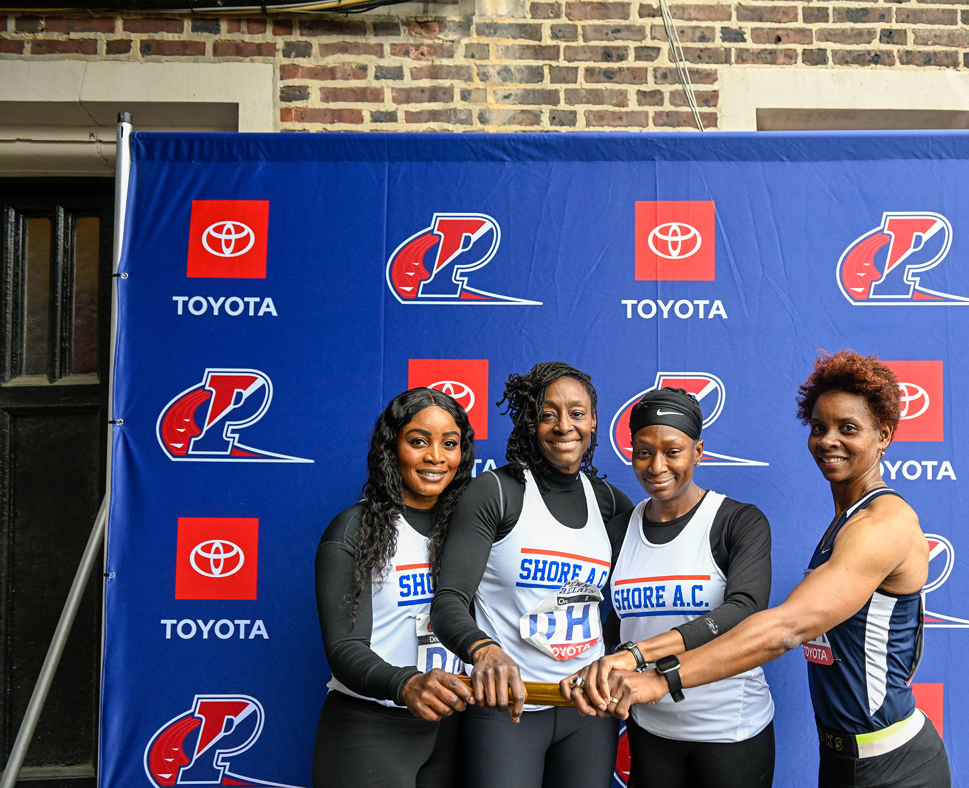 Miembros de Shore AC - Diane Essilfie, Eusheka Bartley, Andrea Collier y Maurella Walles - después de ganar la carrera de 4x100 metros para mujeres maestras para mayores de 40 años (Jonathan Newton/Washington Post)