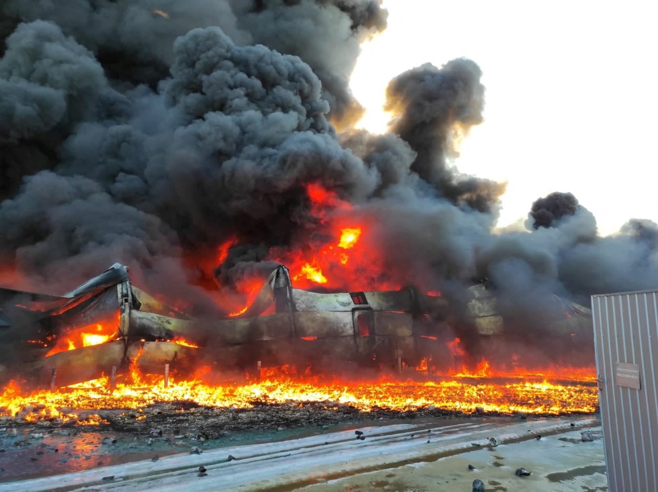 Un almacén en llamas tras bombardeos en Sumy, Ucrania, en esta imagen del 18 de marzo de 2022 (Servicio de prensa del Servicio Estatal de Emergencias de Ucrania/REUTERS)