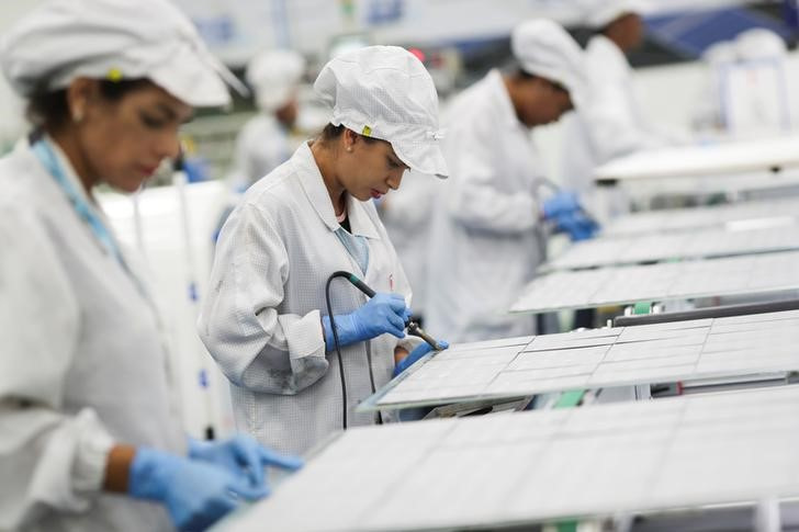 Imagen de archivo de empleados trabajando en la empresa china de paneles solares BYD en Campinas, Brasil. 13 febrero 2020. REUTERS/Amanda Perobelli