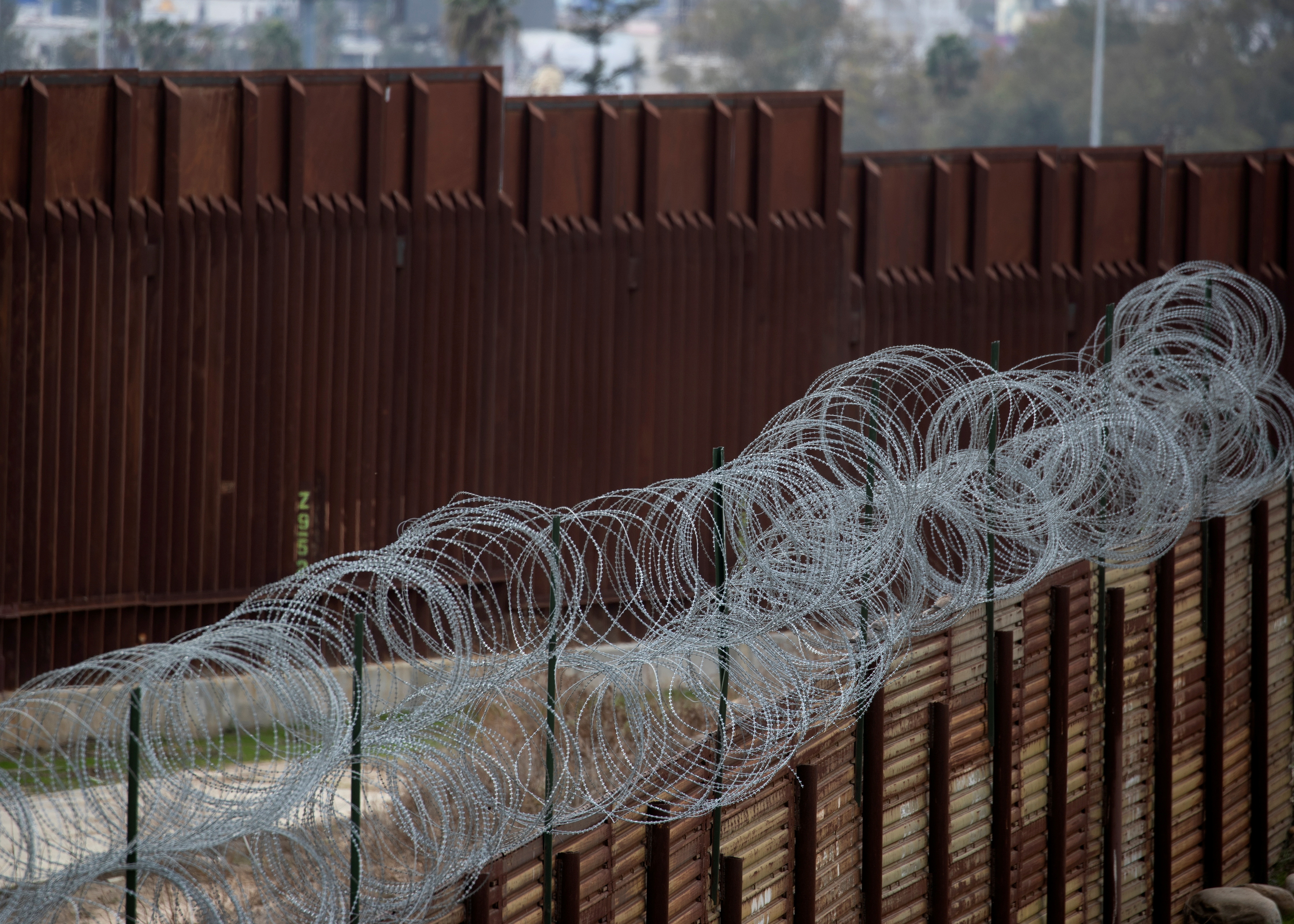 Una vieja cerca junto al nuevo muro cerca de Tijuana  (Foto: REUTERS/Mike Blake)