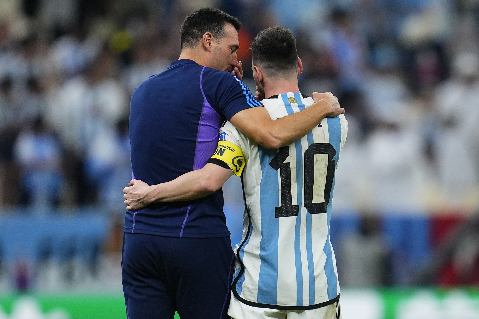El técnico de la Selección,  Lionel Scaloni y Leo Messi dieron gestos de una paternidad responsable que no debe ser felicitada, pero sí reabrir la discusión por las licencias10, 2022 (AP Photo/Natacha Pisarenko)