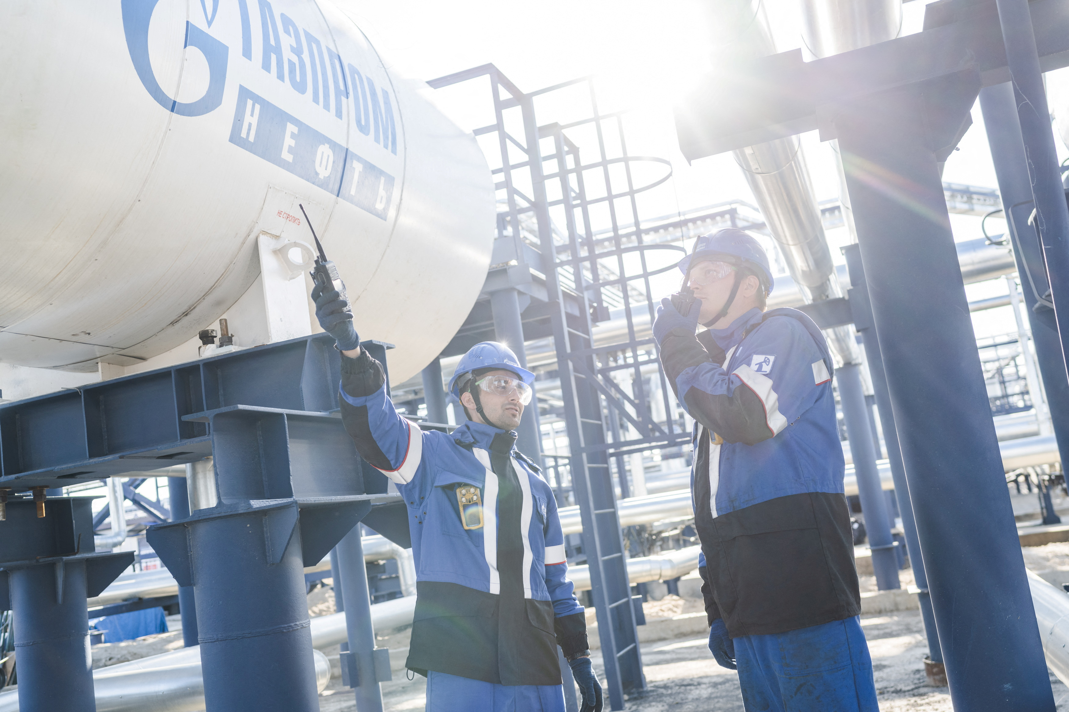 Empleados del campo petrolero Alexander Zhagrin operado por Gazprom en Khanty-Mansi (Stoyan Vassev/Press service of Gazprom Neft/Handout via REUTERS)