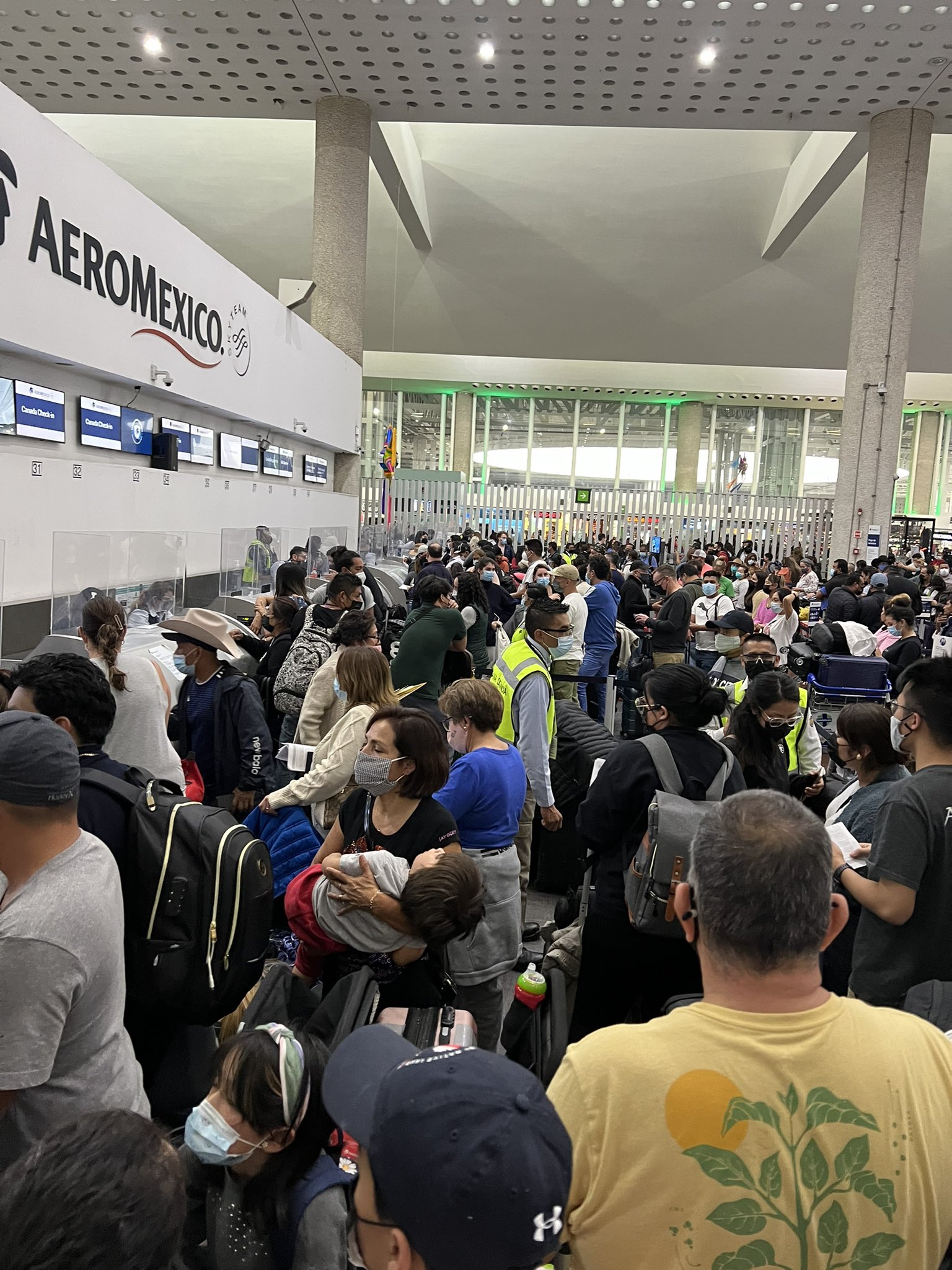 Usuarios en redes sociales denunciaron horas de espera sin que Aeromexico respondiera a sus vuelos cancelados. (Foto: Twitter @kikeaguilar)
