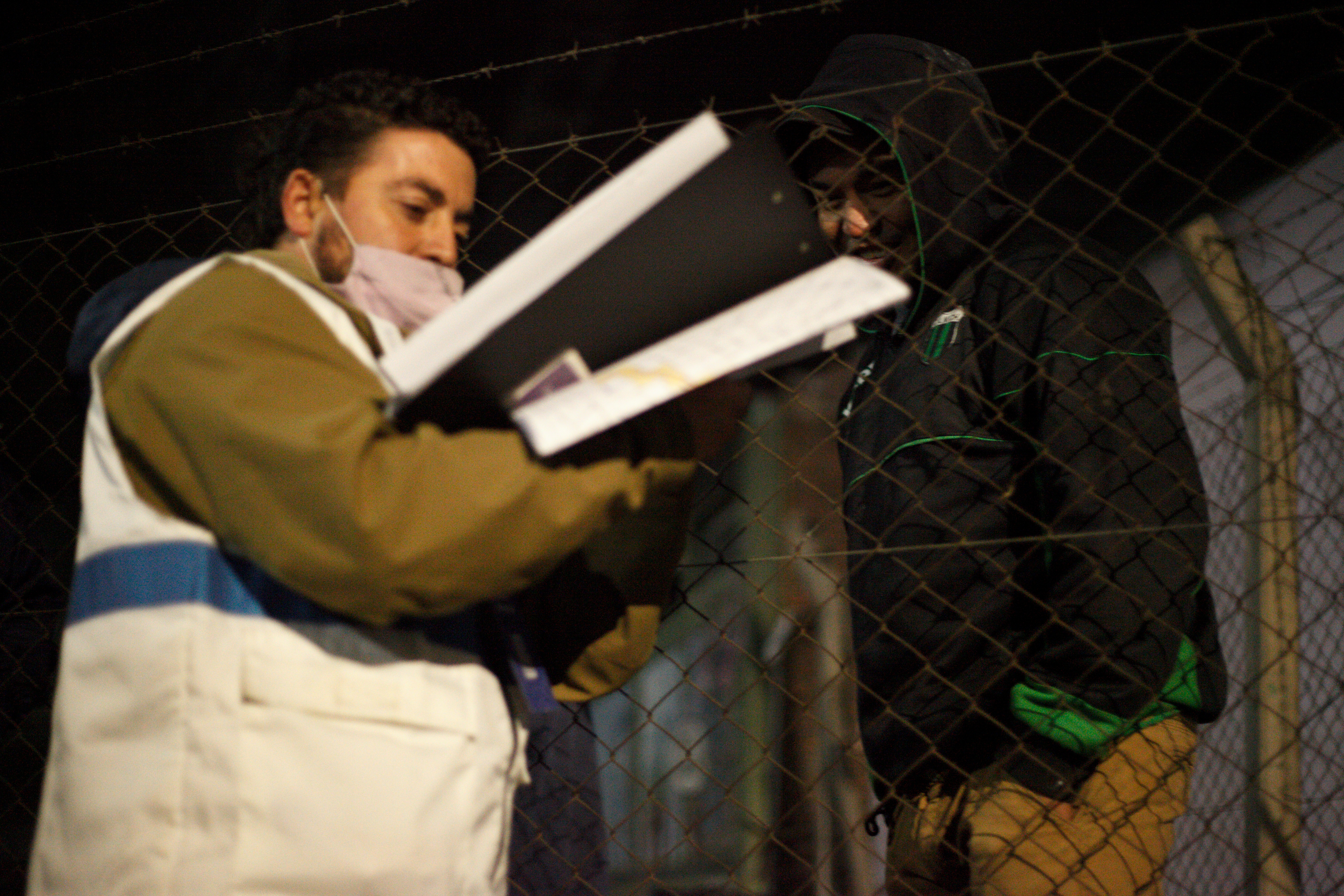 Un hombre contesta las consultas del cencista en una plaza bajo la autopista Perito Moreno (Roberto Almeida)