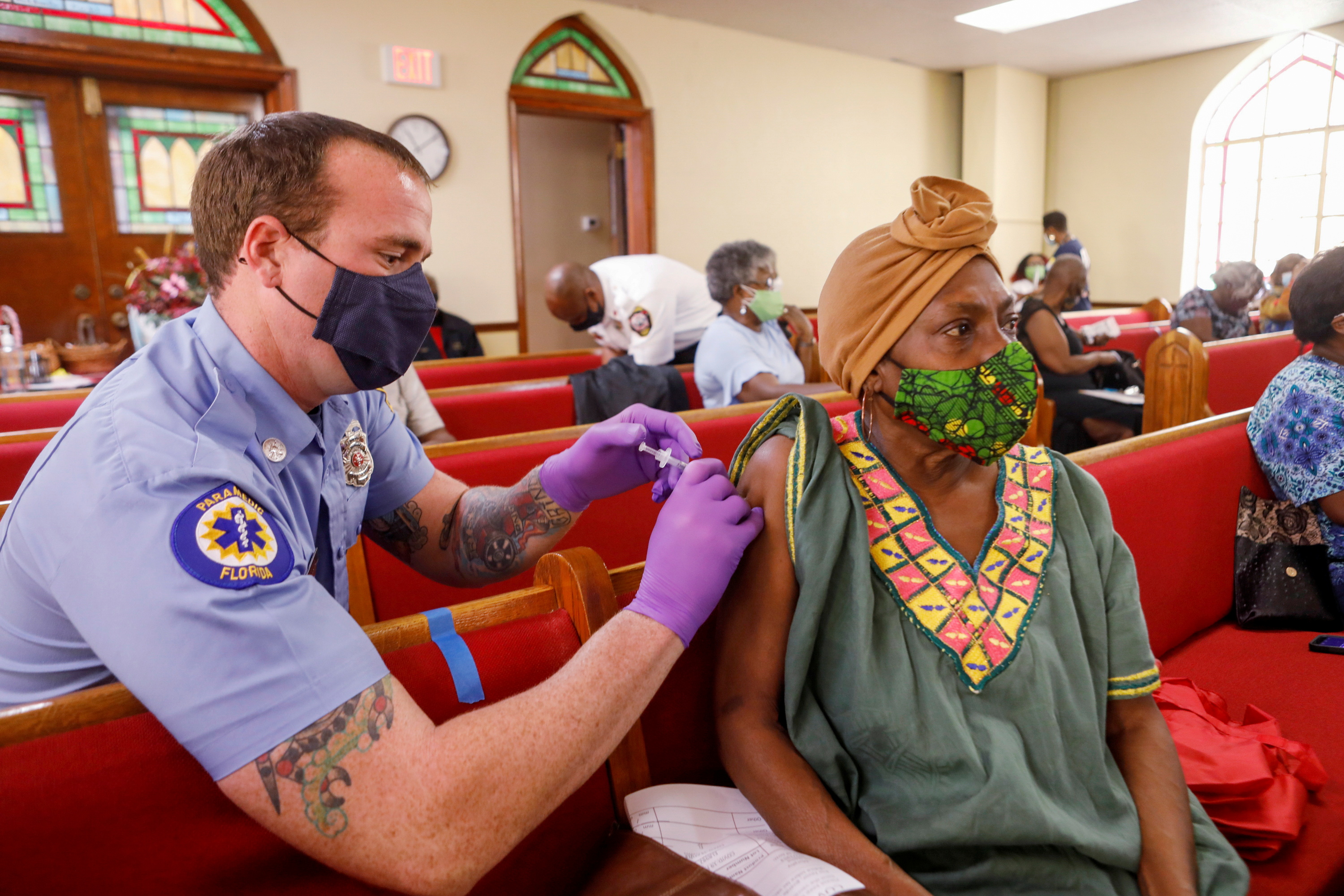 Una mujer reciba la vacuna de Pfizer en un centro de vacunación improvisado en una una iglesia en Tampa, Florida (REUTERS/Octavio Jones)