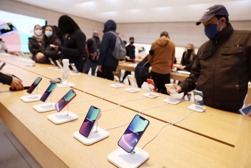 Personas compran smartphones (Foto: REUTERS/Andrew Kelly)