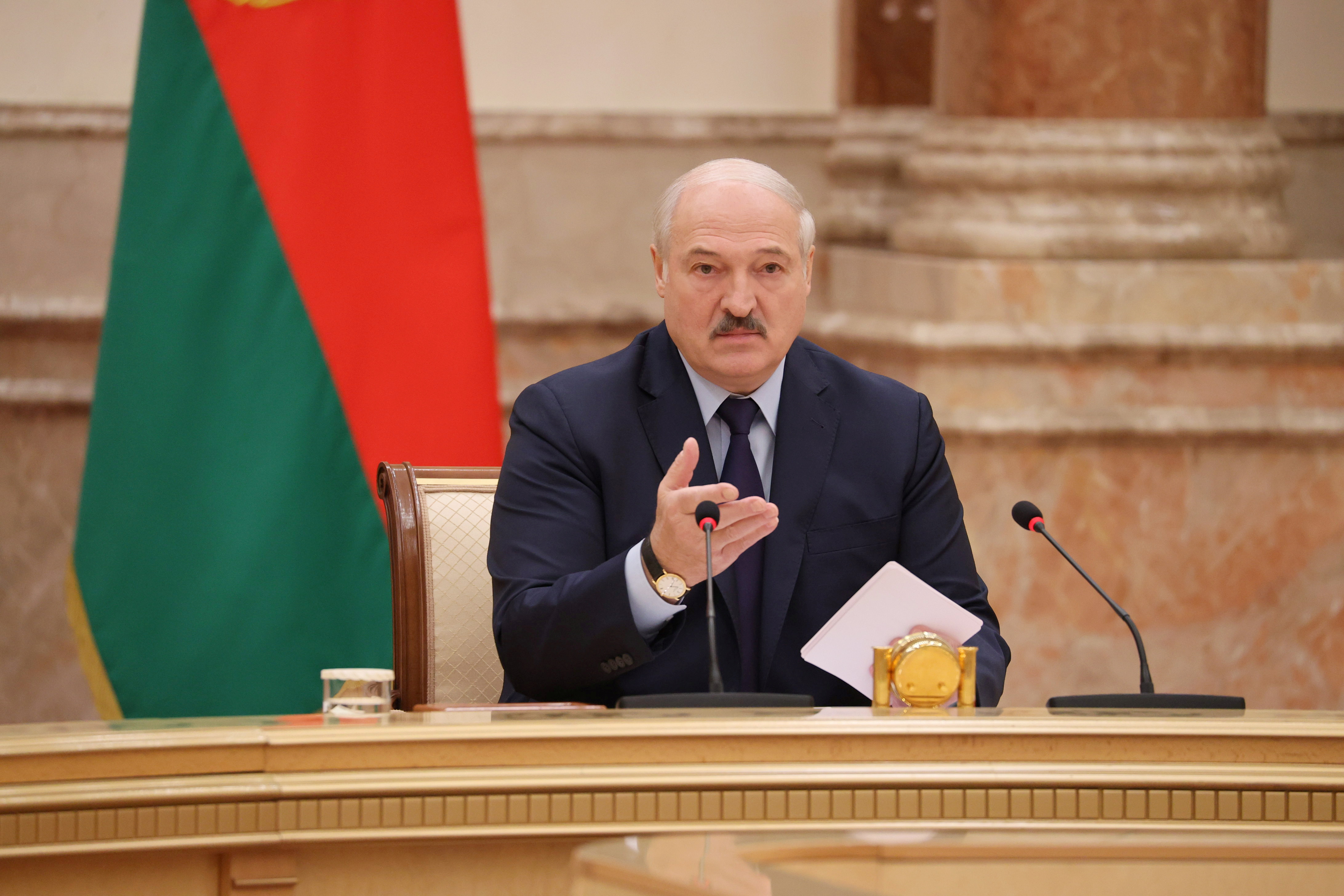 El dictador bielorruso Alexander Lukashenko asiste a una reunión de la Comisión Constitucional en Minsk, Bielorrusia, el 28 de septiembre de 2021. Maxim Guchek / BelTA /vía REUTERS