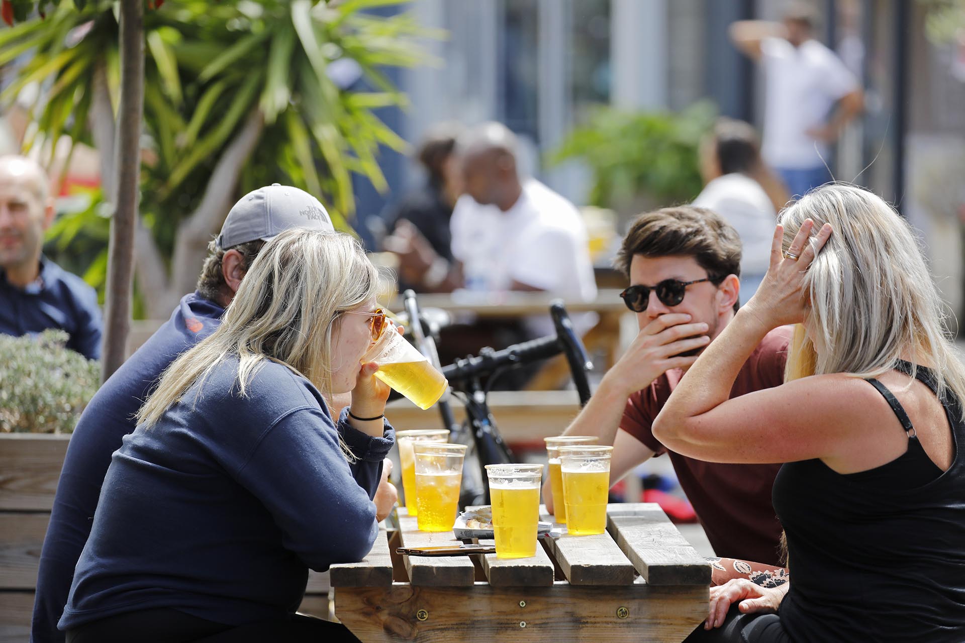 Un grupo de personas en un bar al aire libre (Tolga AKMEN / AFP)