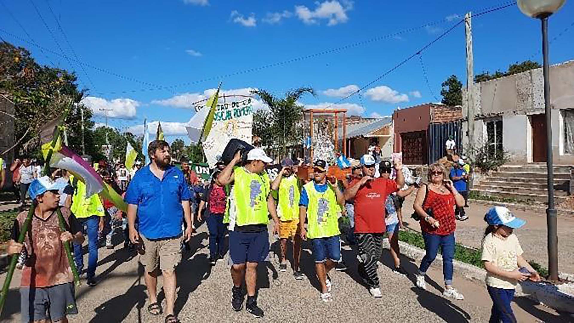 La peregrinación nacional de los curas villeros contra la droga pasó por Corrientes: multitudinaria misa y caminata por la vera del Paraná 