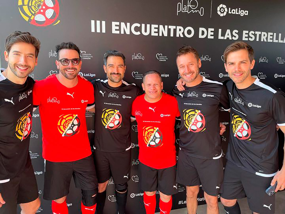 Benjamín Vicuña vistió la camiseta del equipo negro en el encuentro de las estrellas organizado por los Premios Platino (Foto: @premios_platino)