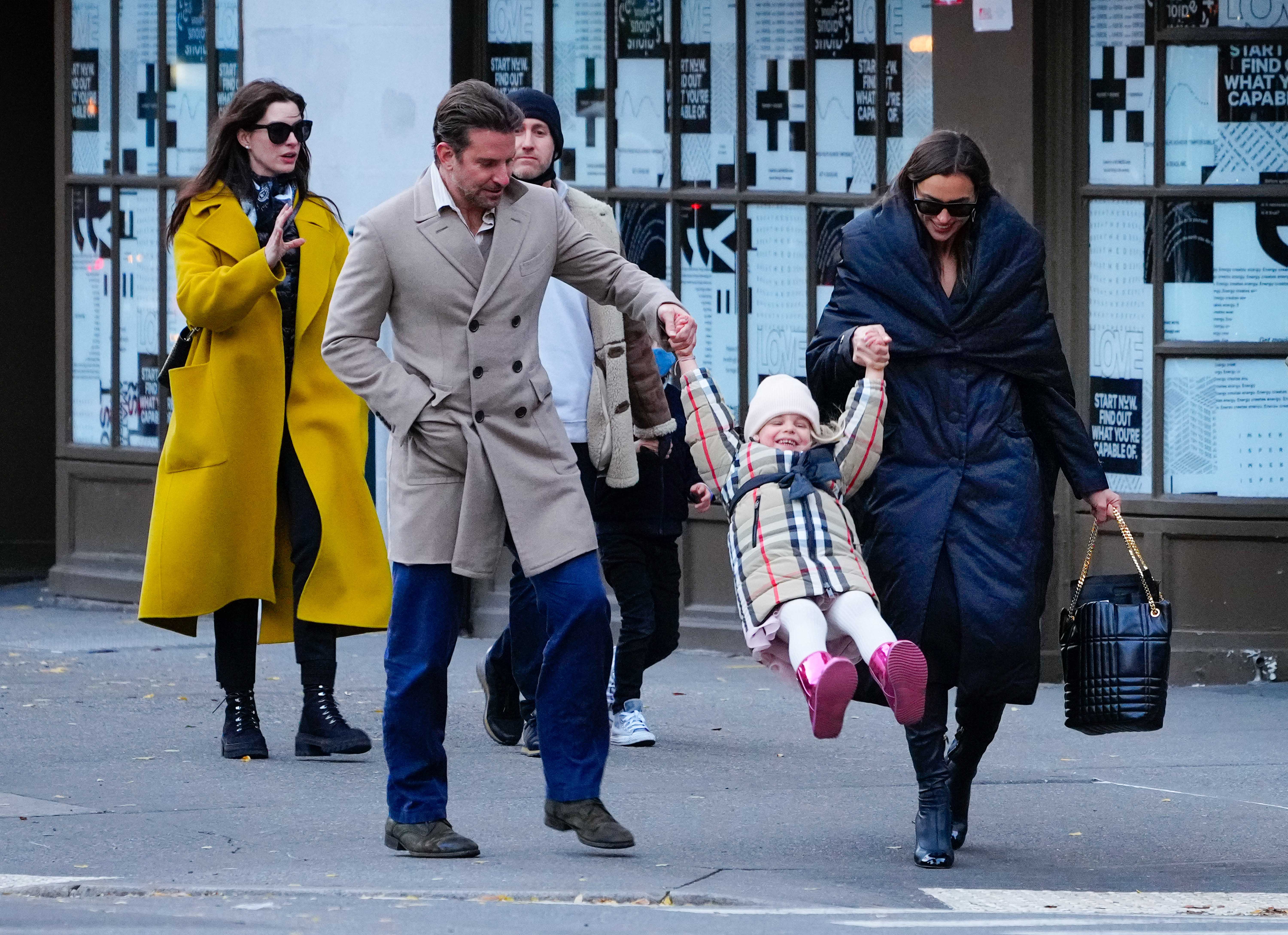 Bradley Cooper, Irina Shayk, Anne Hathaway y Adam Shulman compartieron una salida familiar con la pequeña Lea por Nueva York (The Grosby Group)