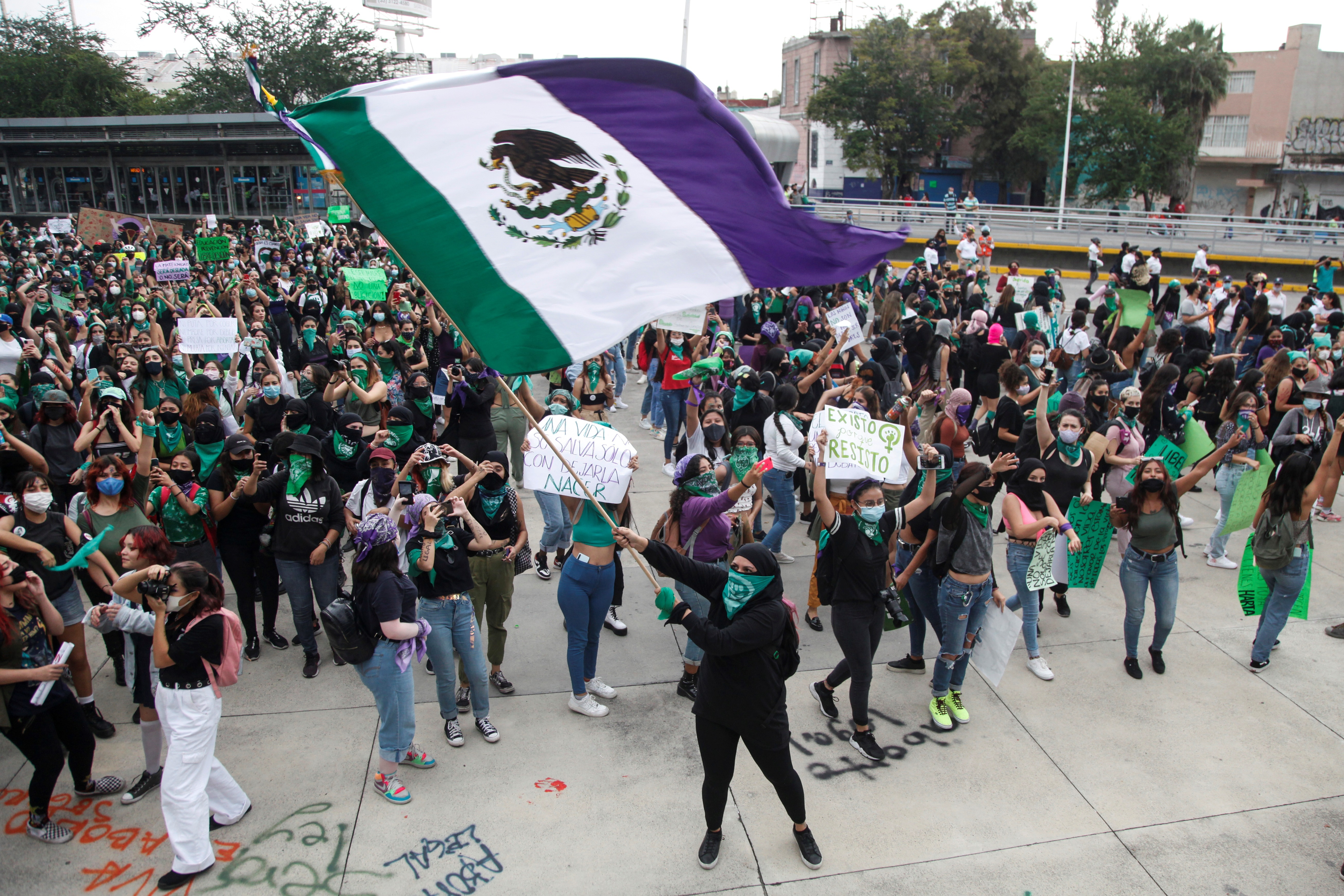 File photo of hundreds of women marching in favor of legal and safe abortion in Mexico.  EFE / Francisco Guasco